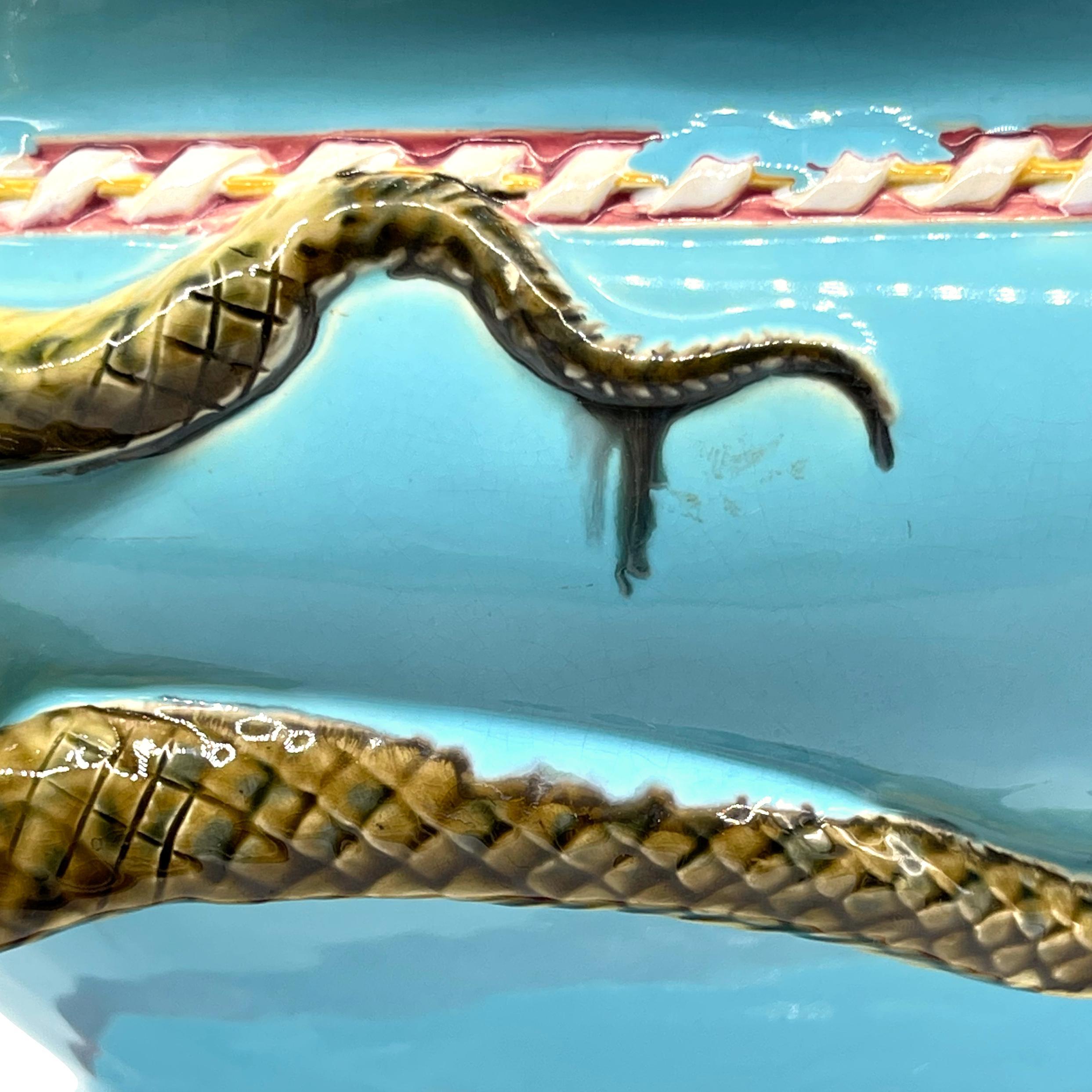 Jardinière à manche en forme de serpent en terre turquoise de Minton Majolica, datée de 1858 en vente 4
