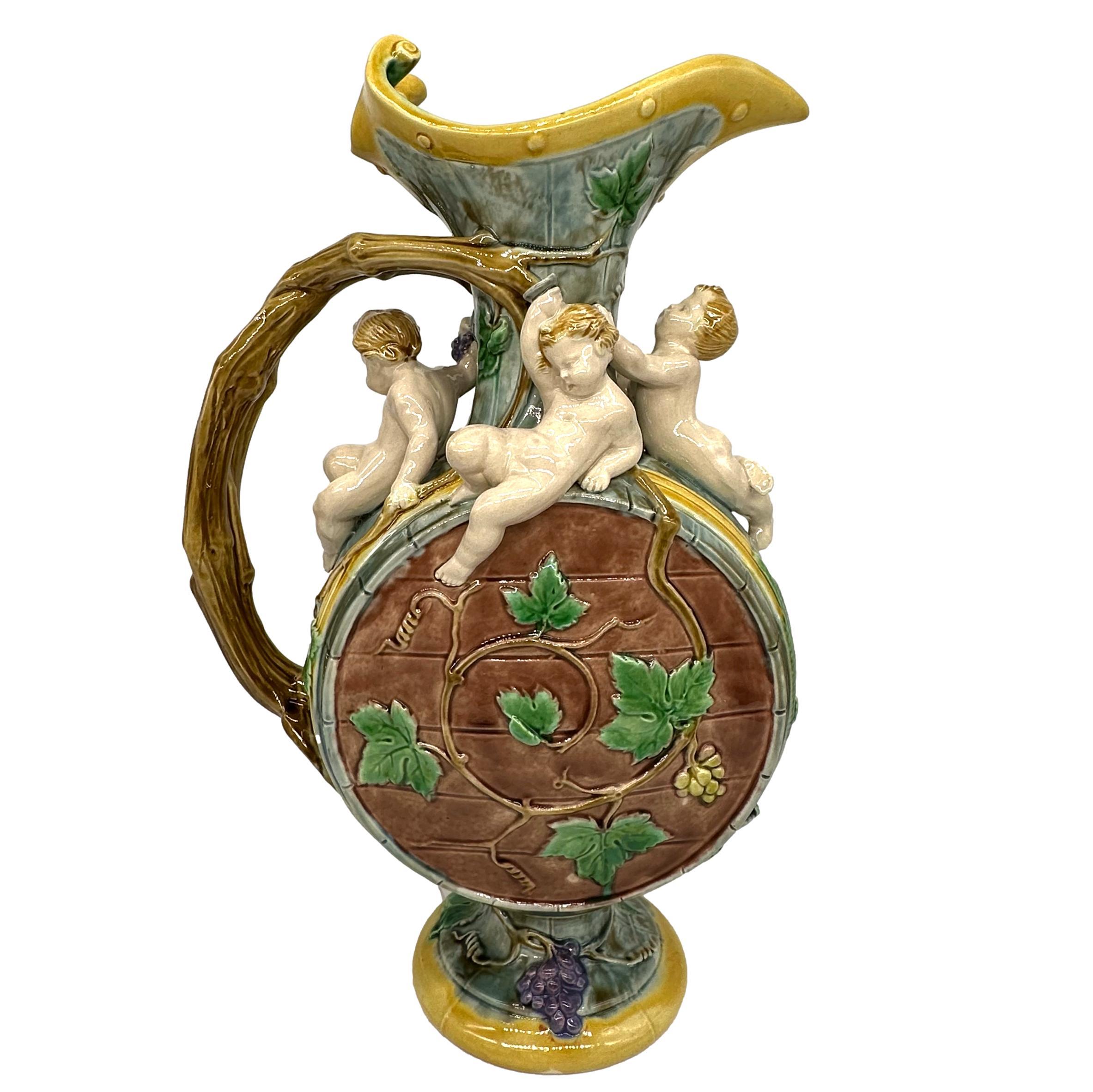 Victorien Aiguière à vin en majolique de Minton conçue par Hugues Protât, anglais, vers 1875 en vente