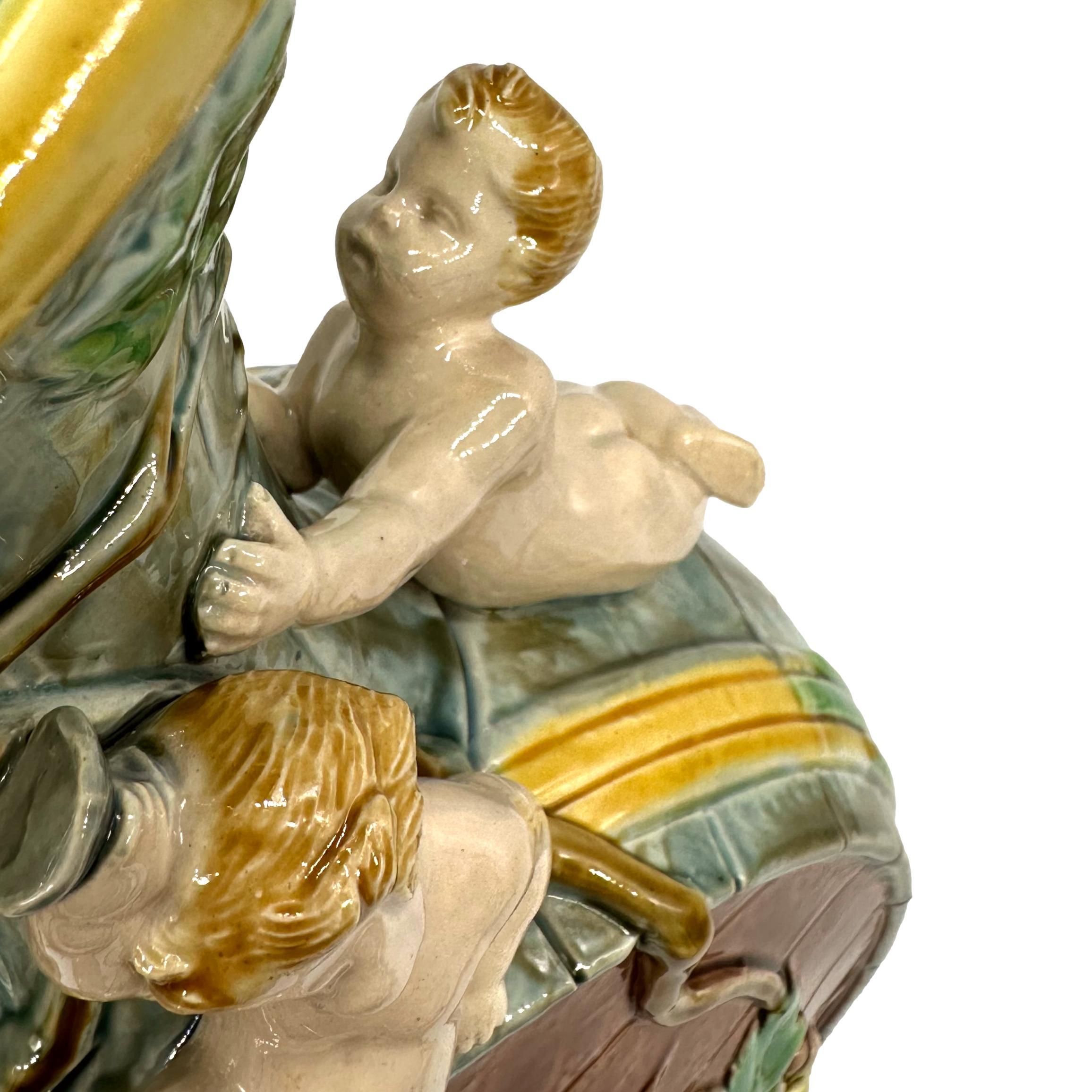 XIXe siècle Aiguière à vin en majolique de Minton conçue par Hugues Protât, anglais, vers 1875 en vente
