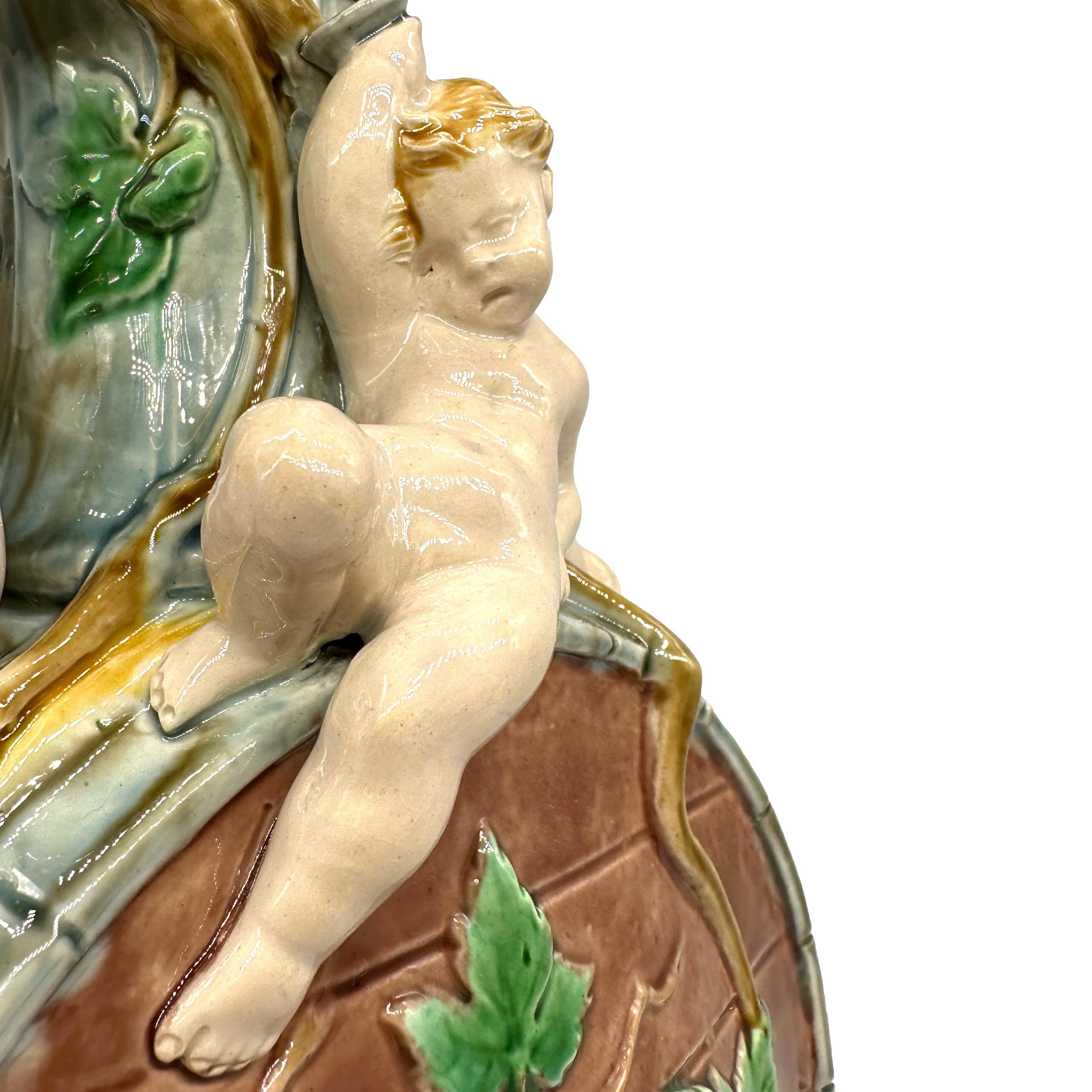 Majolique Aiguière à vin en majolique de Minton conçue par Hugues Protât, anglais, vers 1875 en vente