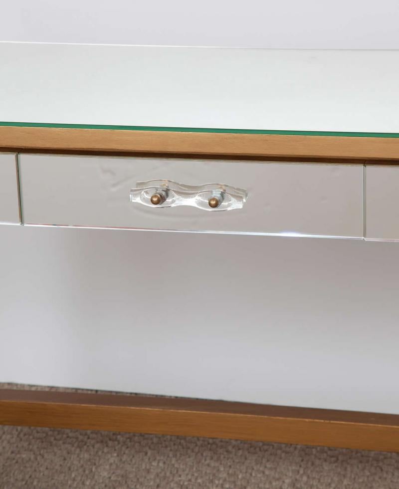 Consolle a specchio chic con base in legno dorato. I due cassetti hanno tiretti in vetro di Murano.