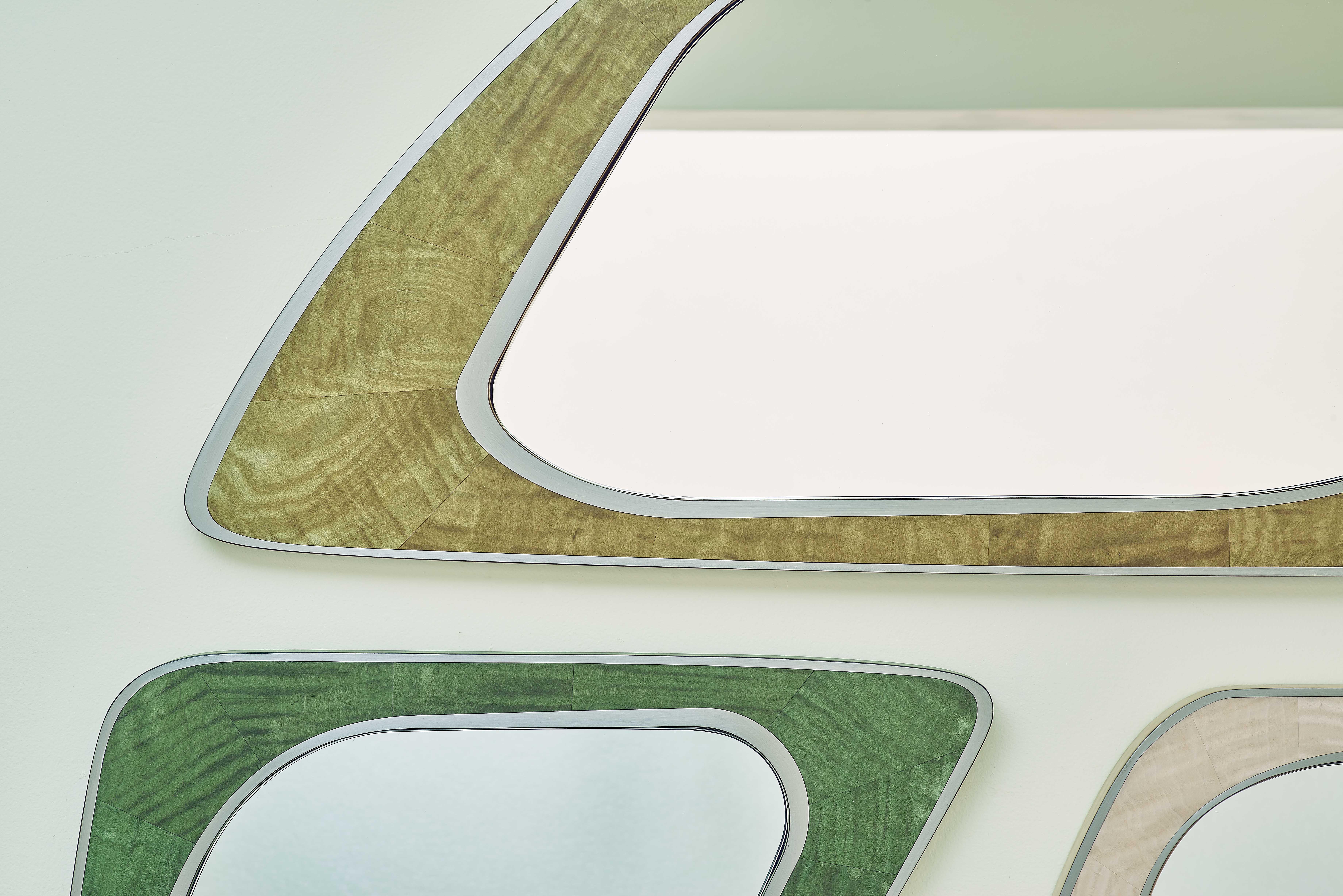 L'ensemble A-MIRRORS se compose de trois pièces singulières aux formes géométriques irrégulières et fluides différentes. Par conséquent, en plus de jouer leur rôle et d'être nécessaires dans tous les miroirs d'intérieur, ils présentent également un