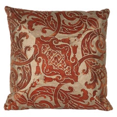 Un coussin en tissu Mitered de Fortuny à motif Carnavalet