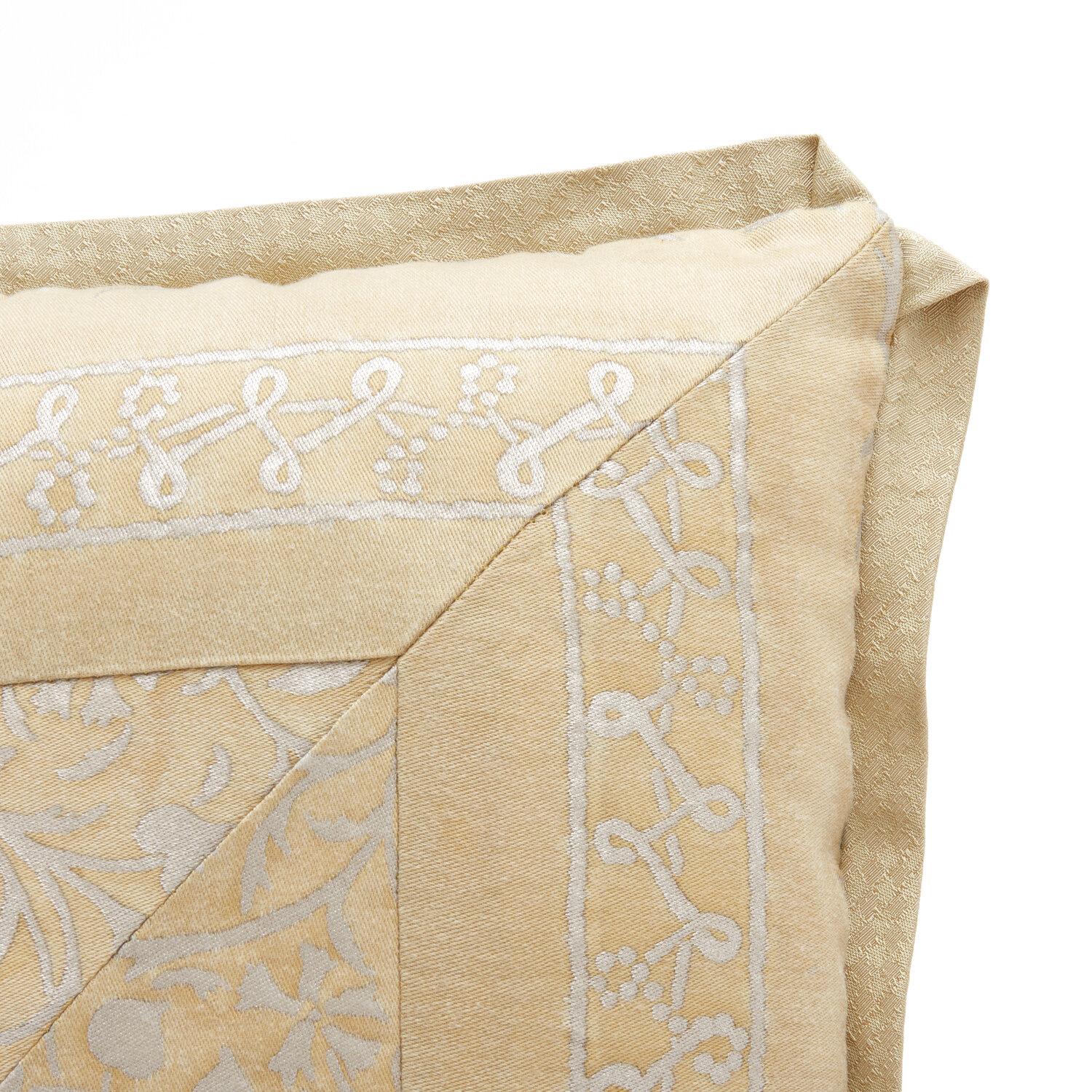 Coussin en tissu de Fortuny dans le motif Granada, avec garniture à onglet en tissu et envers en soie dorée. Nouvellement fabriqué à partir de tissu vintage Fortuny. Insert 50 duvet/50 plumes.