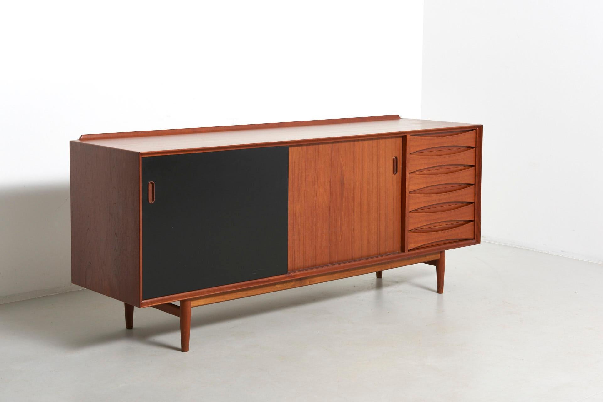 A Model 29 Sideboard in teak,  By Arne Vodder 4