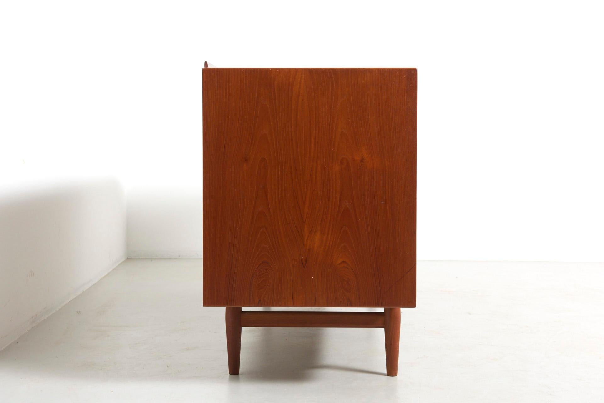 A Model 29 Sideboard in teak,  By Arne Vodder 5