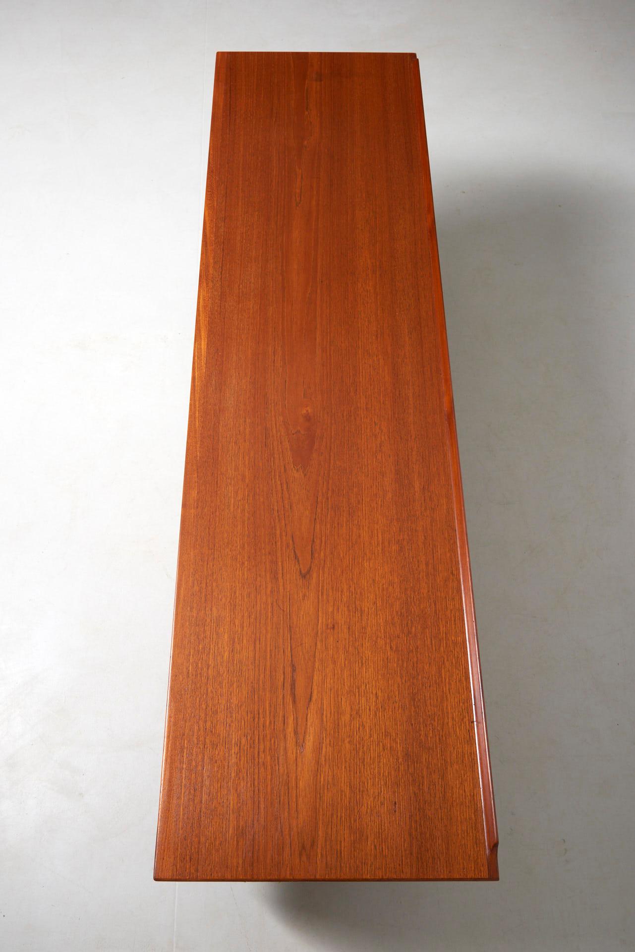 A Model 29 Sideboard in teak,  By Arne Vodder 8
