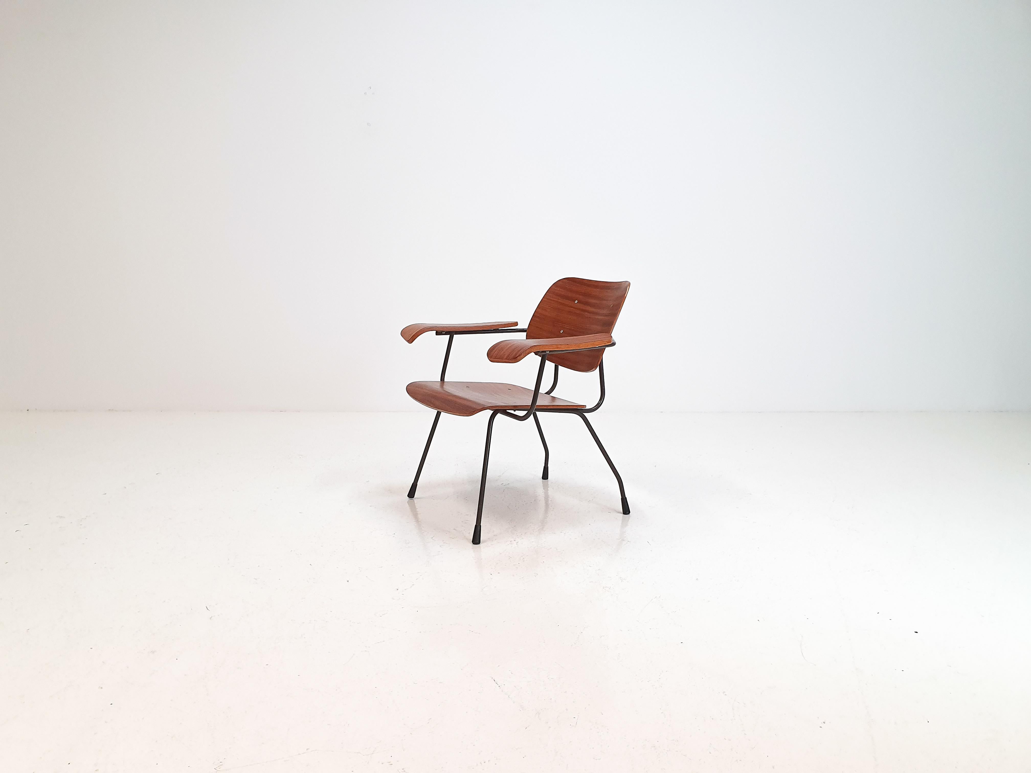 A Model 8000 easy chair by Tjerk Reijenga for Pilastro, Netherlands, 1960s

An important and rare piece of Dutch minimalist industrial design by Tjerk Reijenga, produced in small numbers by Pilastro in the 1960s. Eye-catching with its steel frame,