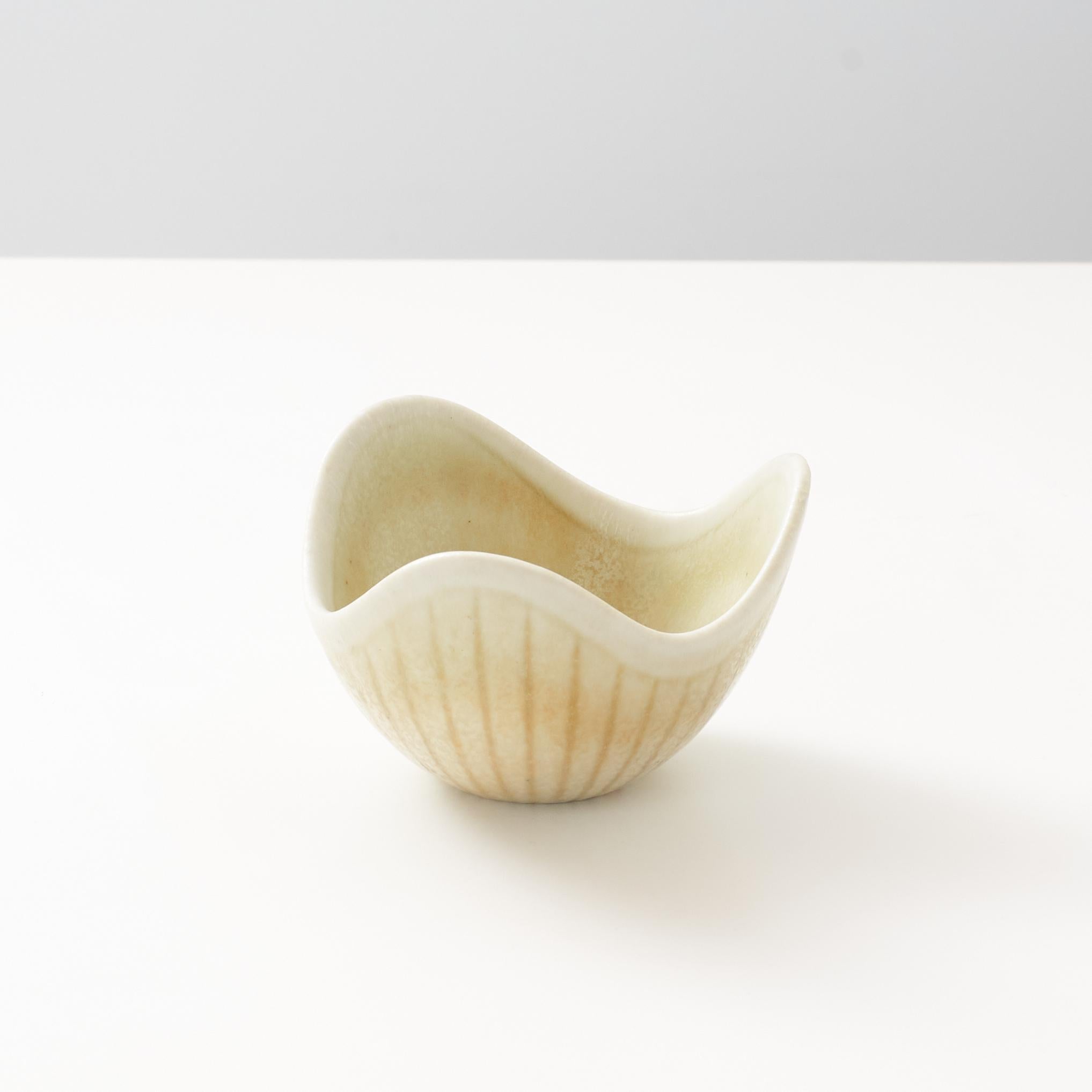 A model ASH bowl with three waved edges, by Gunnar Nylund for Rorstrand. 
Inscribed on the bottom with the makers and the manufacturer’s mark.

Very good condition with no chips or scratches.
