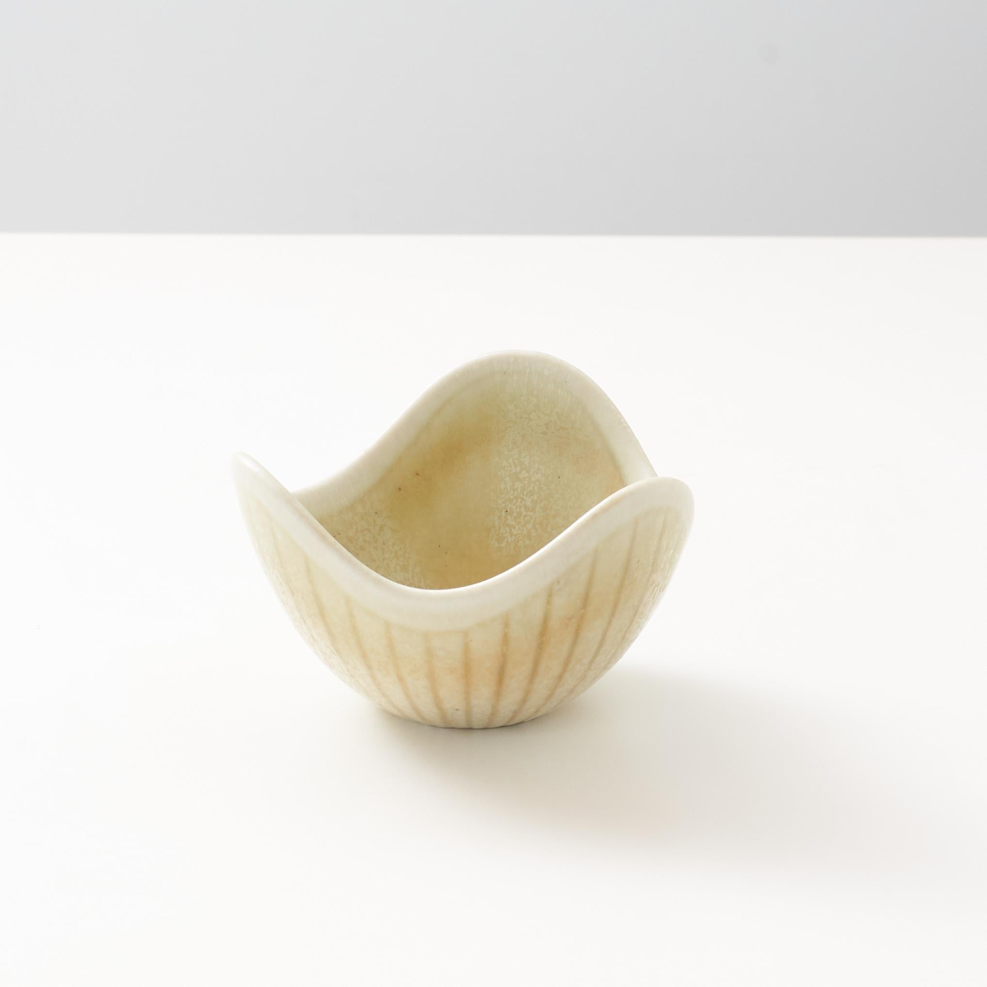 Modern A model ASH bowl with three waved edges, by Gunnar Nylund for Rorstrand.