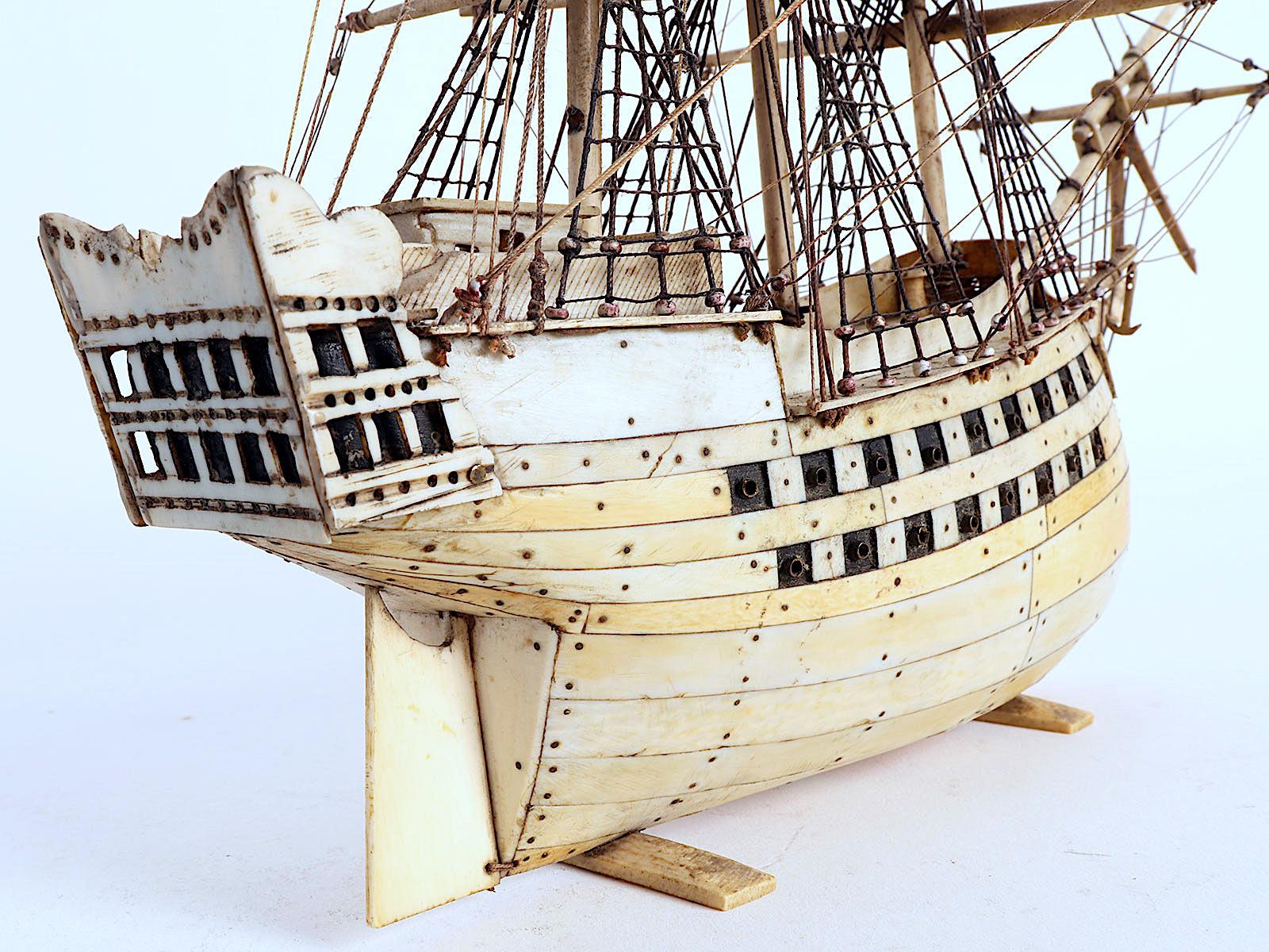 Modell eines Kriegsegelschiffes aus Knochen, hergestellt aus Knochen, Vereinigtes Königreich, 1793-1815 im Angebot 4