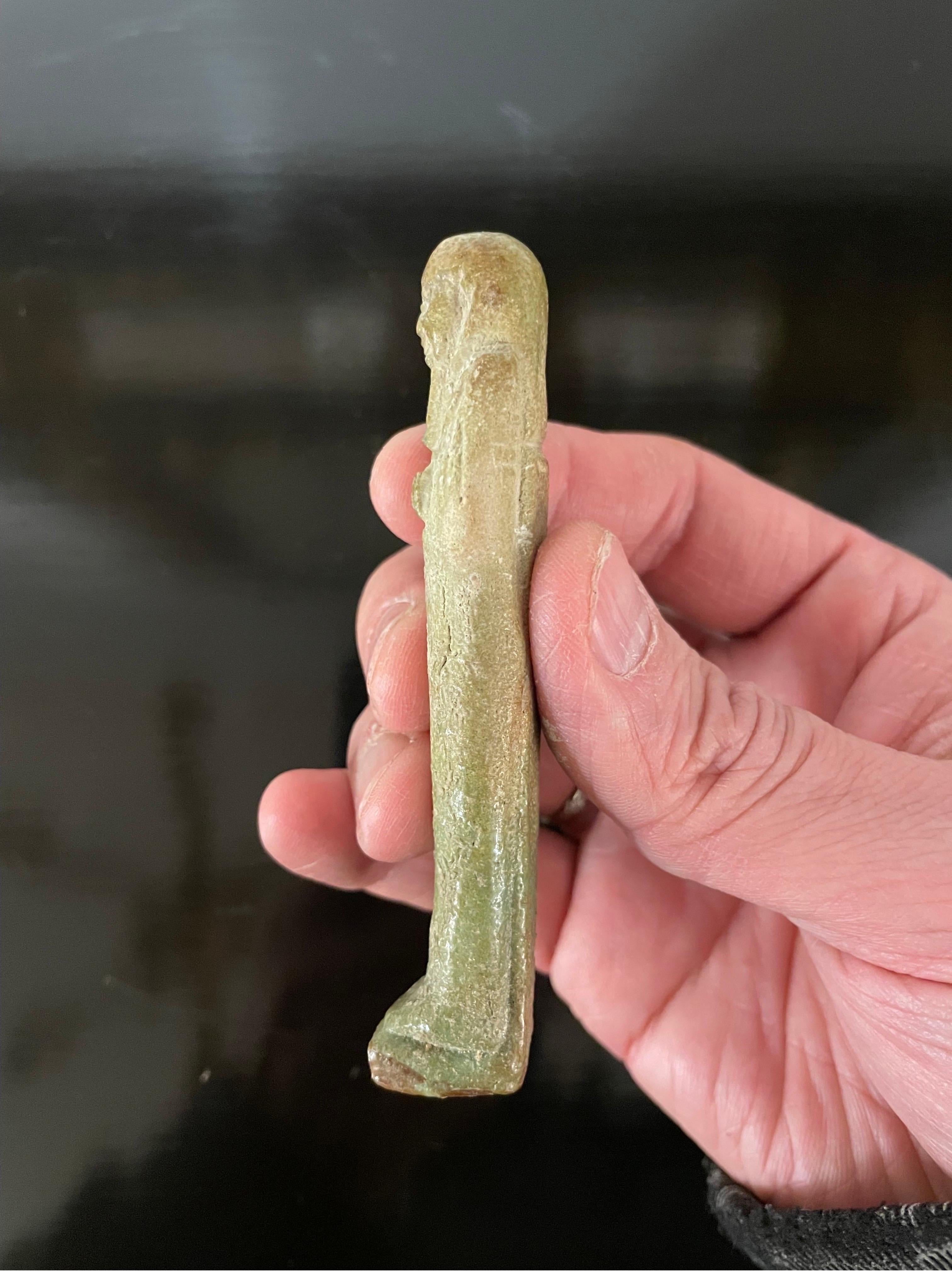 Sculpté à la main Ushabti modelé à glaçure turquoise pâle, vers la 26e Dynasty 664-525BC en vente