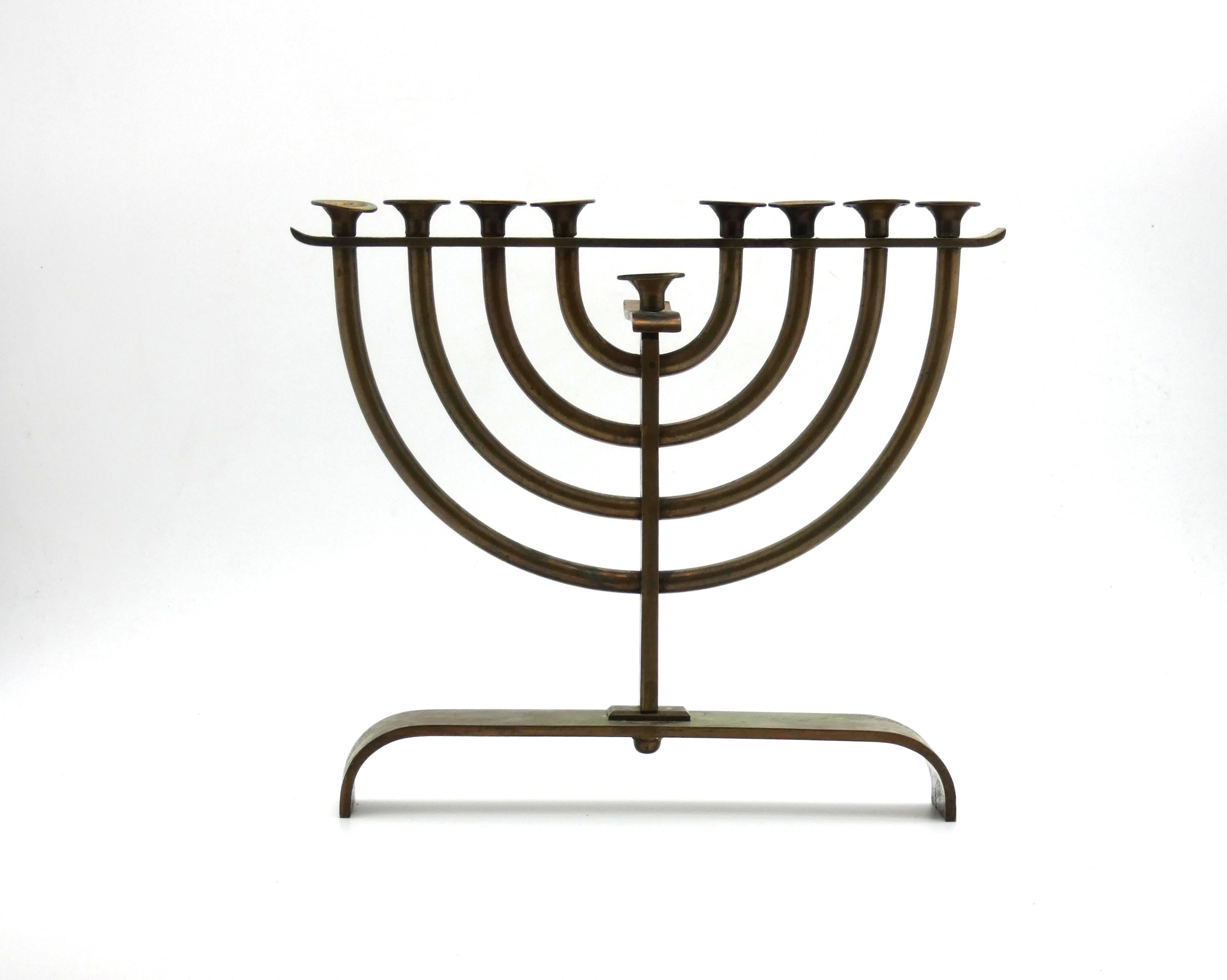 Menorah di Hannukah moderna in ottone, Israel 1930 circa In condizioni buone in vendita a New York, NY