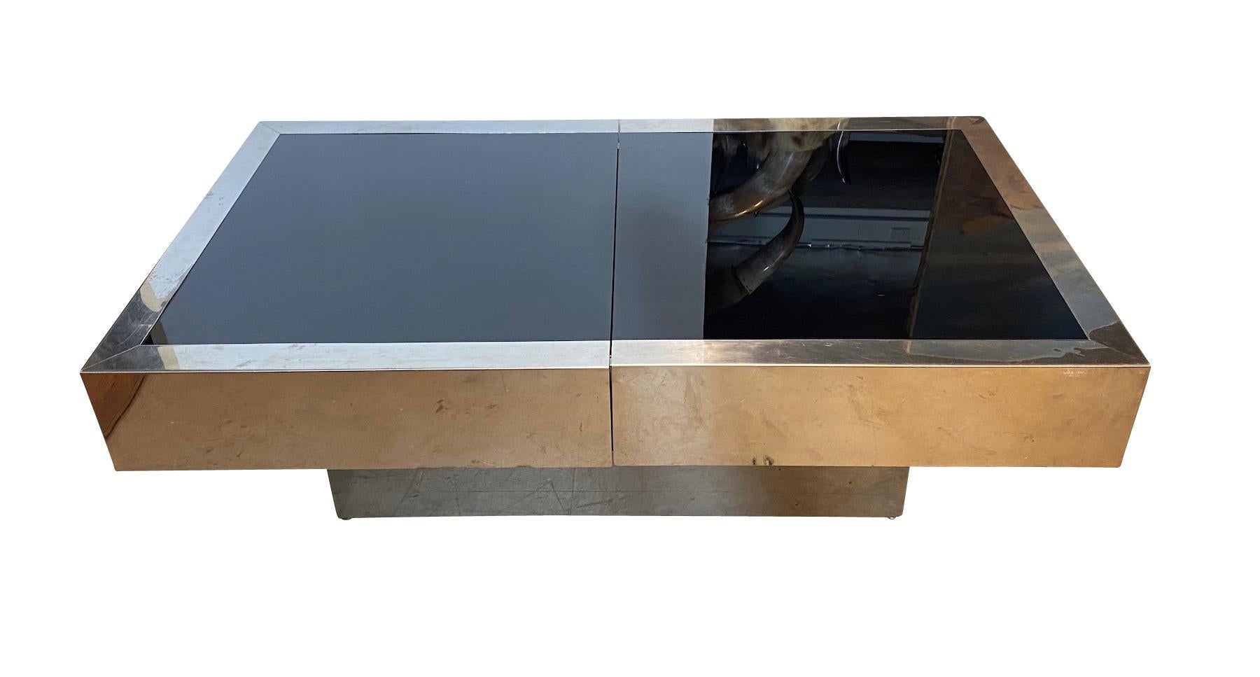 Mesa de centro moderna / barra de licores, la mesa se desliza por ambos lados con espacio para bebidas, procedencia: de la venta de bienes de Ozzy Osborne, Los Ángeles CA.  Dimensiones Altura: 15