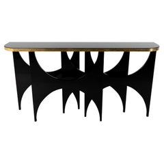 Table console The Moderns avec base laquée et plateau en verre noir