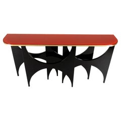 Console moderne avec base laquée et plateau en verre rouge peint à l'envers