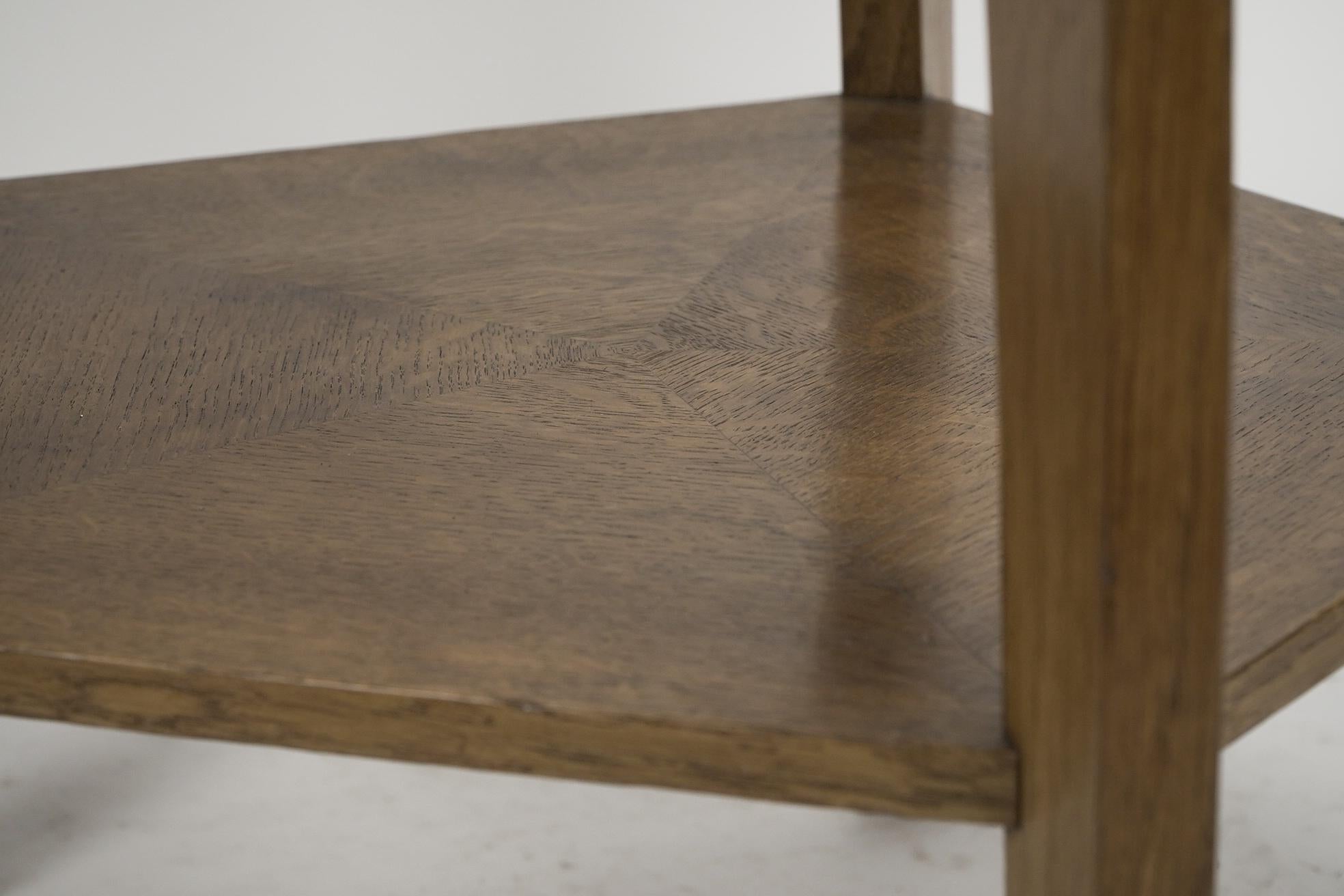 Ein moderner, handwerklich gefertigter fünfeckiger Tisch aus Eiche im Arts and Crafts-Stil im Angebot 4