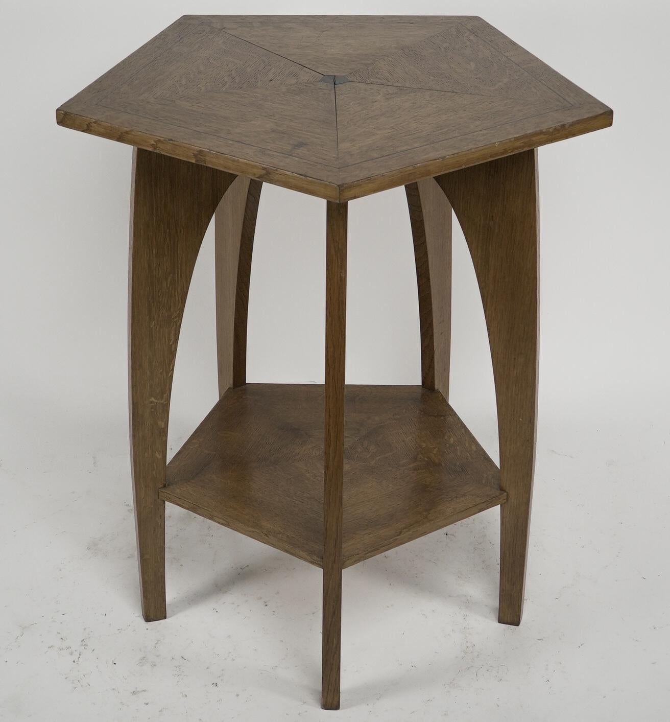 Ein moderner, handwerklich gefertigter fünfeckiger Tisch aus Eiche im Arts and Crafts-Stil (Englisch) im Angebot