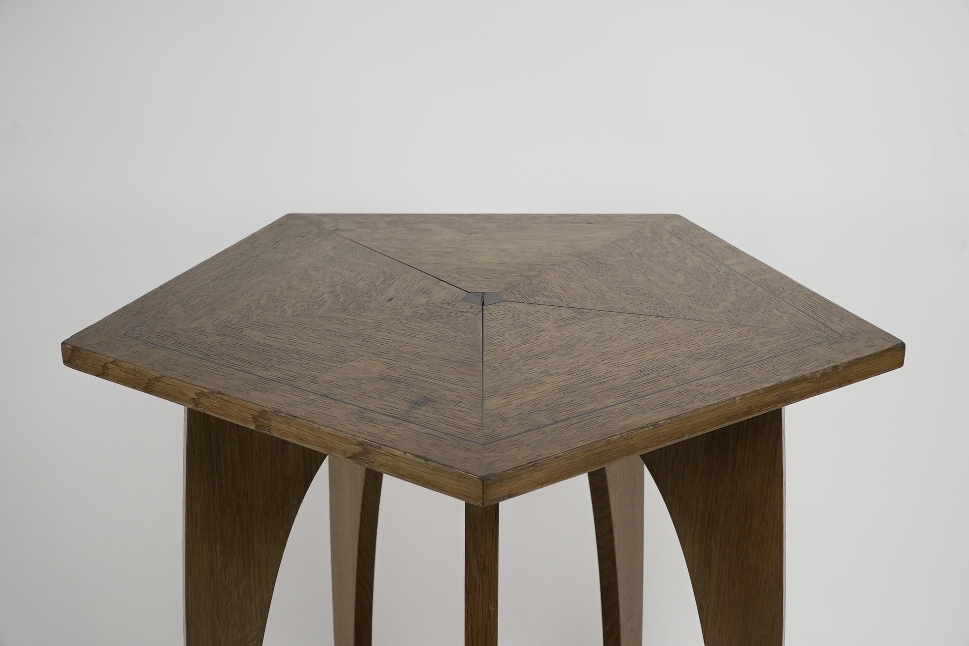Ein moderner, handwerklich gefertigter fünfeckiger Tisch aus Eiche im Arts and Crafts-Stil (Ende des 20. Jahrhunderts) im Angebot