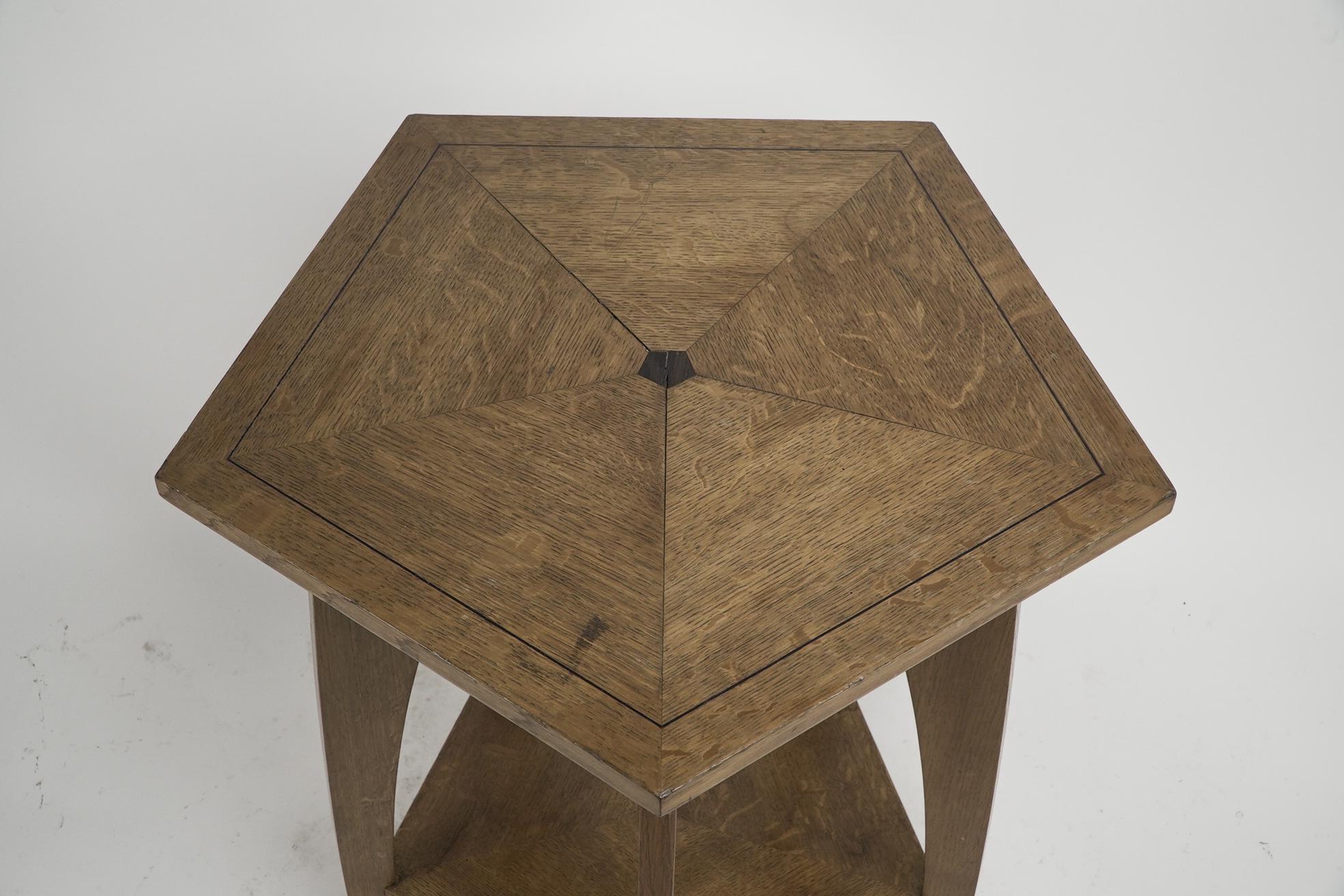 Ein moderner, handwerklich gefertigter fünfeckiger Tisch aus Eiche im Arts and Crafts-Stil im Zustand „Gut“ im Angebot in London, GB