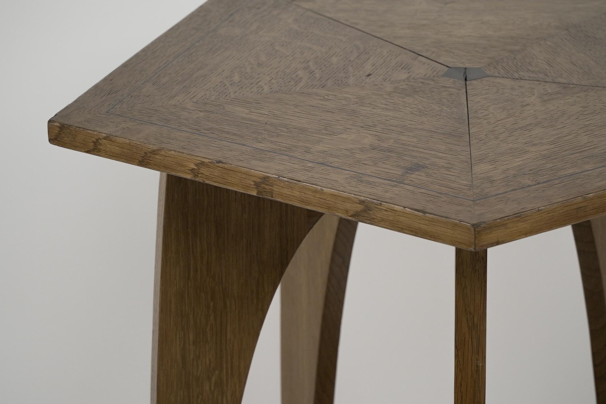Ein moderner, handwerklich gefertigter fünfeckiger Tisch aus Eiche im Arts and Crafts-Stil (Eichenholz) im Angebot