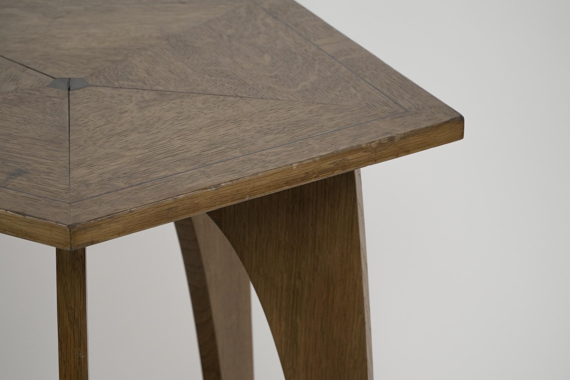 Ein moderner, handwerklich gefertigter fünfeckiger Tisch aus Eiche im Arts and Crafts-Stil im Angebot 1