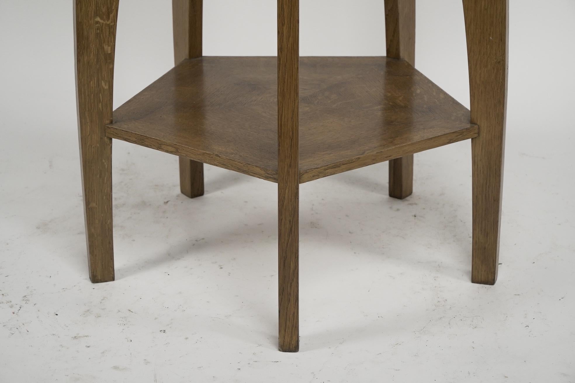 Ein moderner, handwerklich gefertigter fünfeckiger Tisch aus Eiche im Arts and Crafts-Stil im Angebot 2