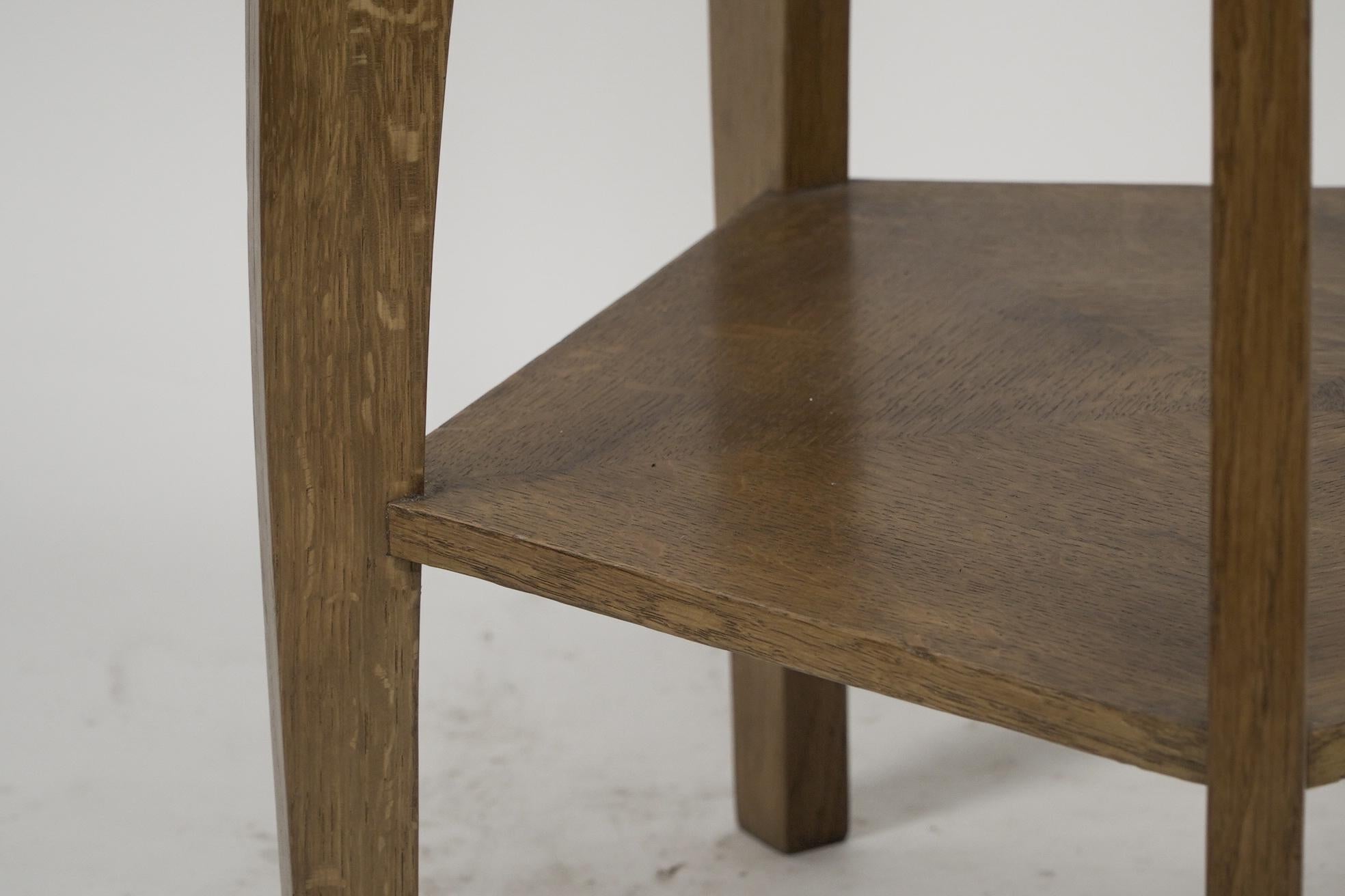 Ein moderner, handwerklich gefertigter fünfeckiger Tisch aus Eiche im Arts and Crafts-Stil im Angebot 3