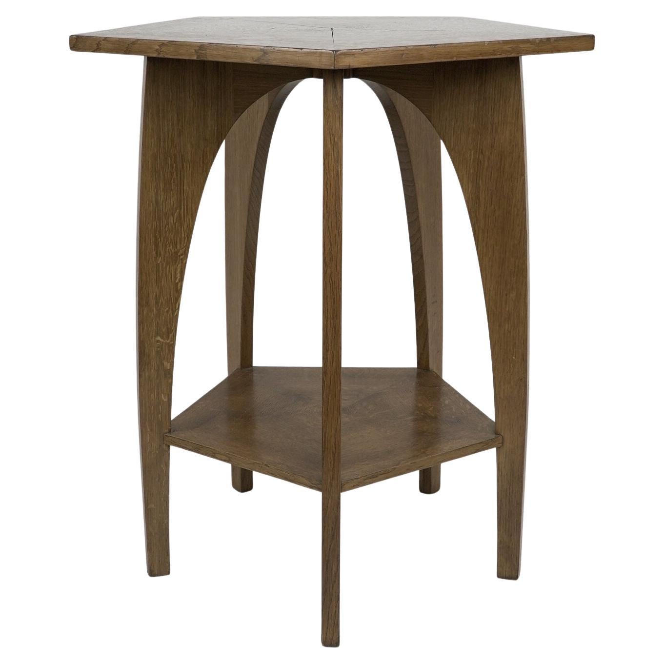 Ein moderner, handwerklich gefertigter fünfeckiger Tisch aus Eiche im Arts and Crafts-Stil