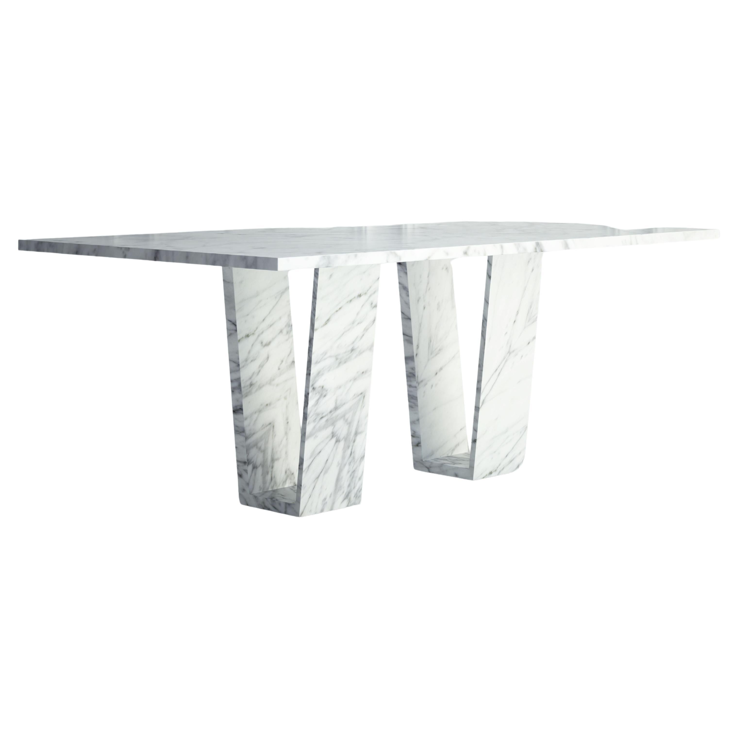 The Elise : une table de salle à manger moderne en pierre avec un plateau rectangulaire et des bases angulaires en vente