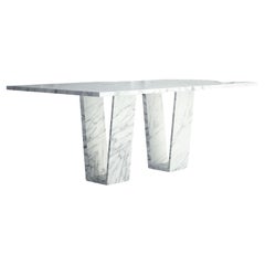 The Elise : une table de salle à manger moderne en pierre avec un plateau rectangulaire et des bases angulaires