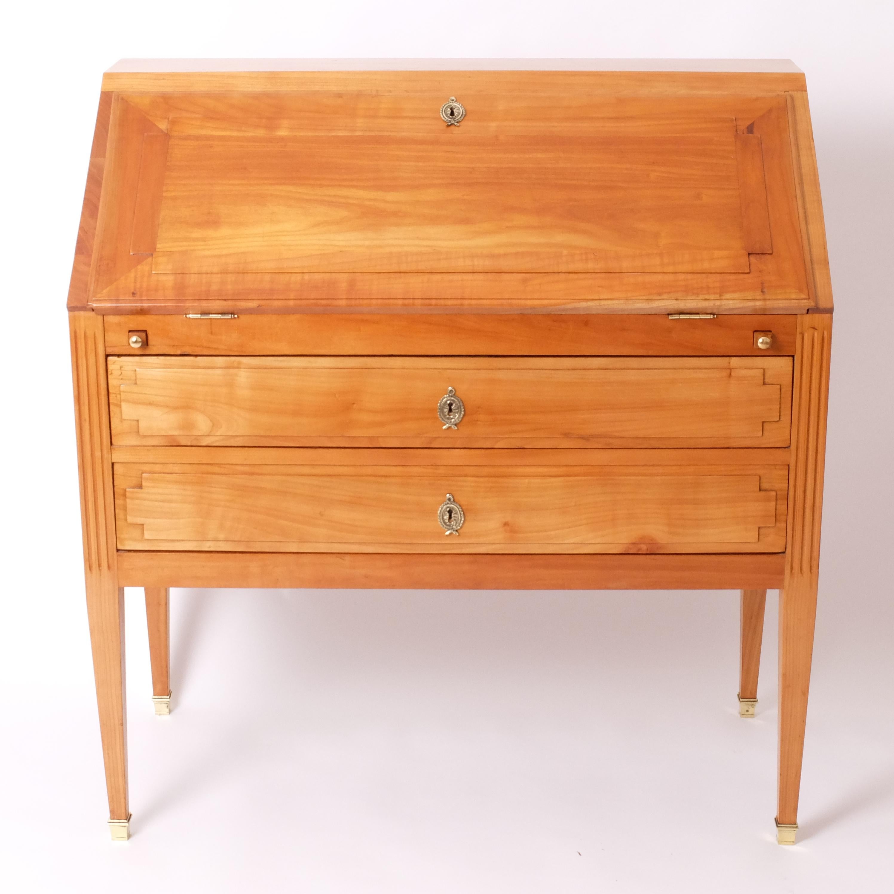 A Jacques Quinet neoclassic desk with leather tablet and bronze legs in sycamore.
