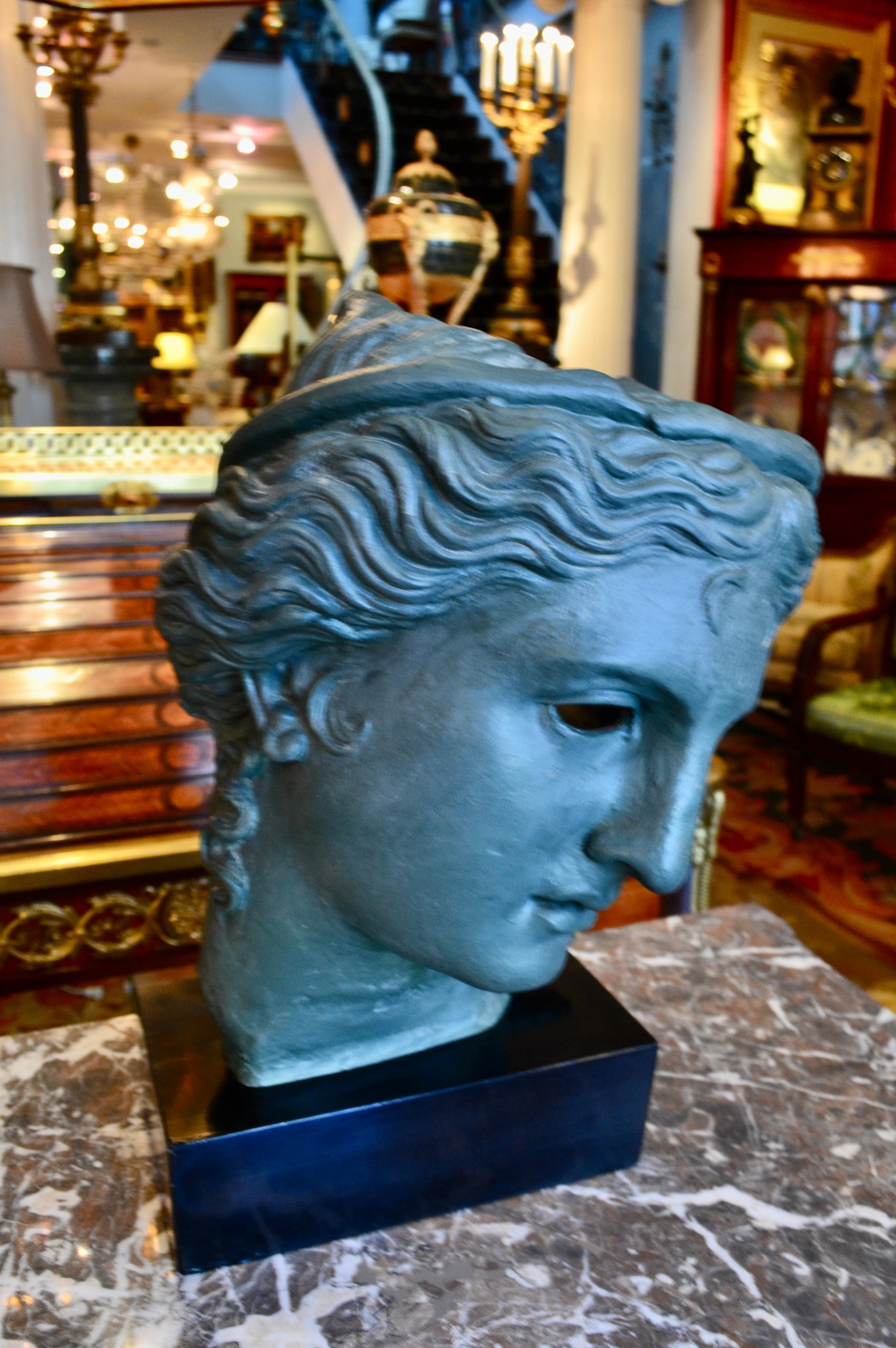 Un estilo moderno  Busto de Venus en resina bronceada siglo XX en venta