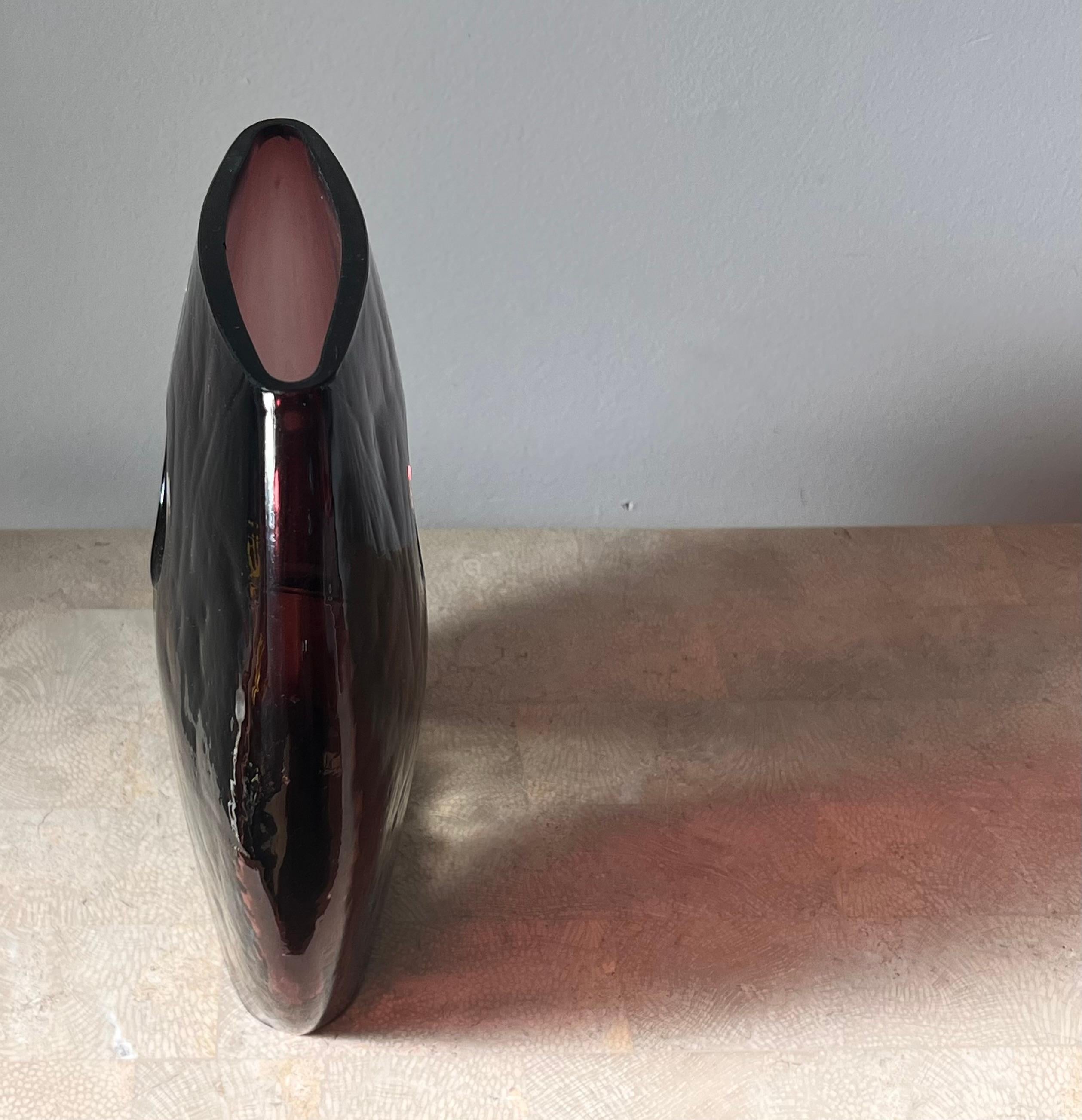 A modernist art glass “donut” vase in aubergine, late 20th century For Sale 3