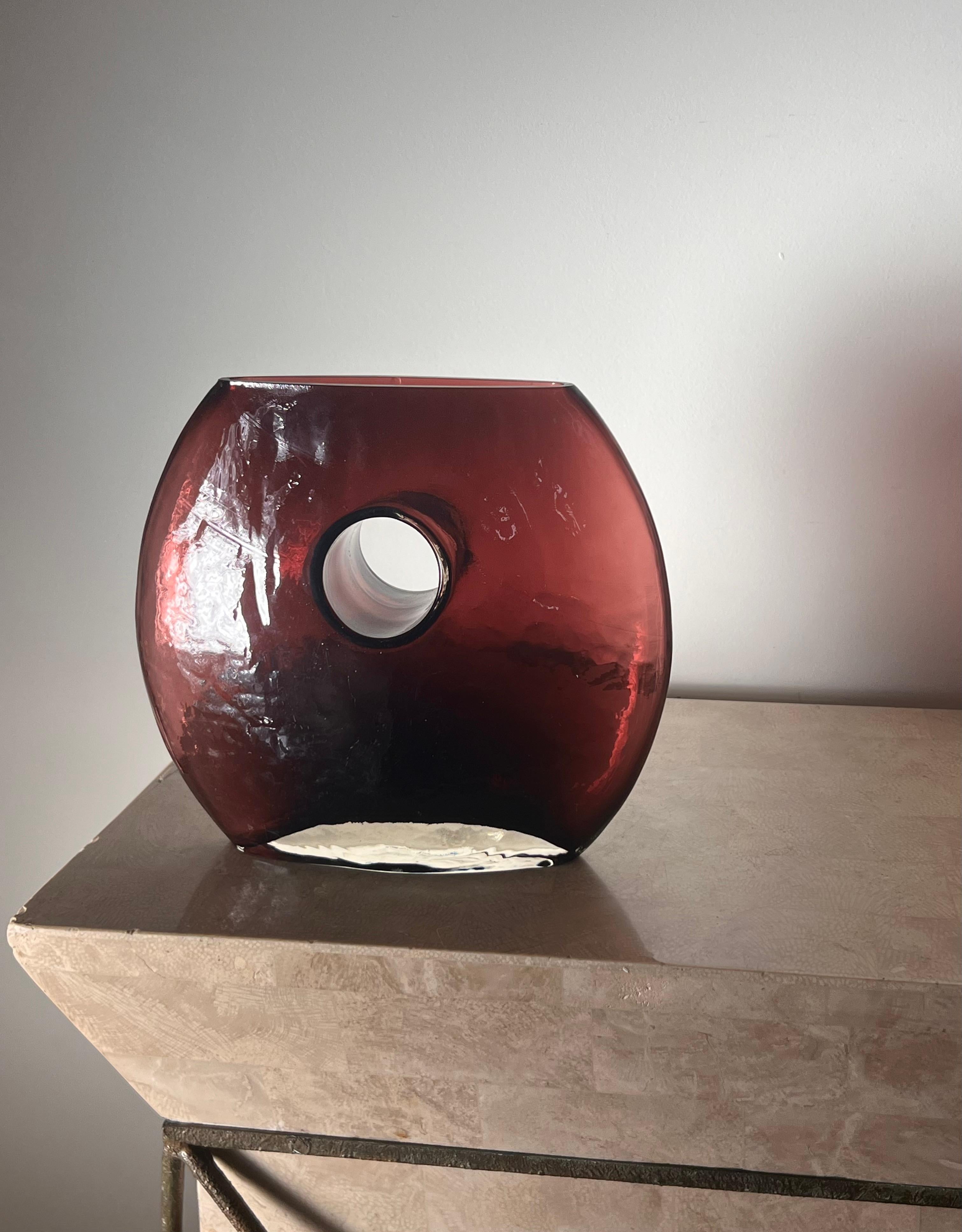 A modernist art glass “donut” vase in aubergine, late 20th century For Sale 5