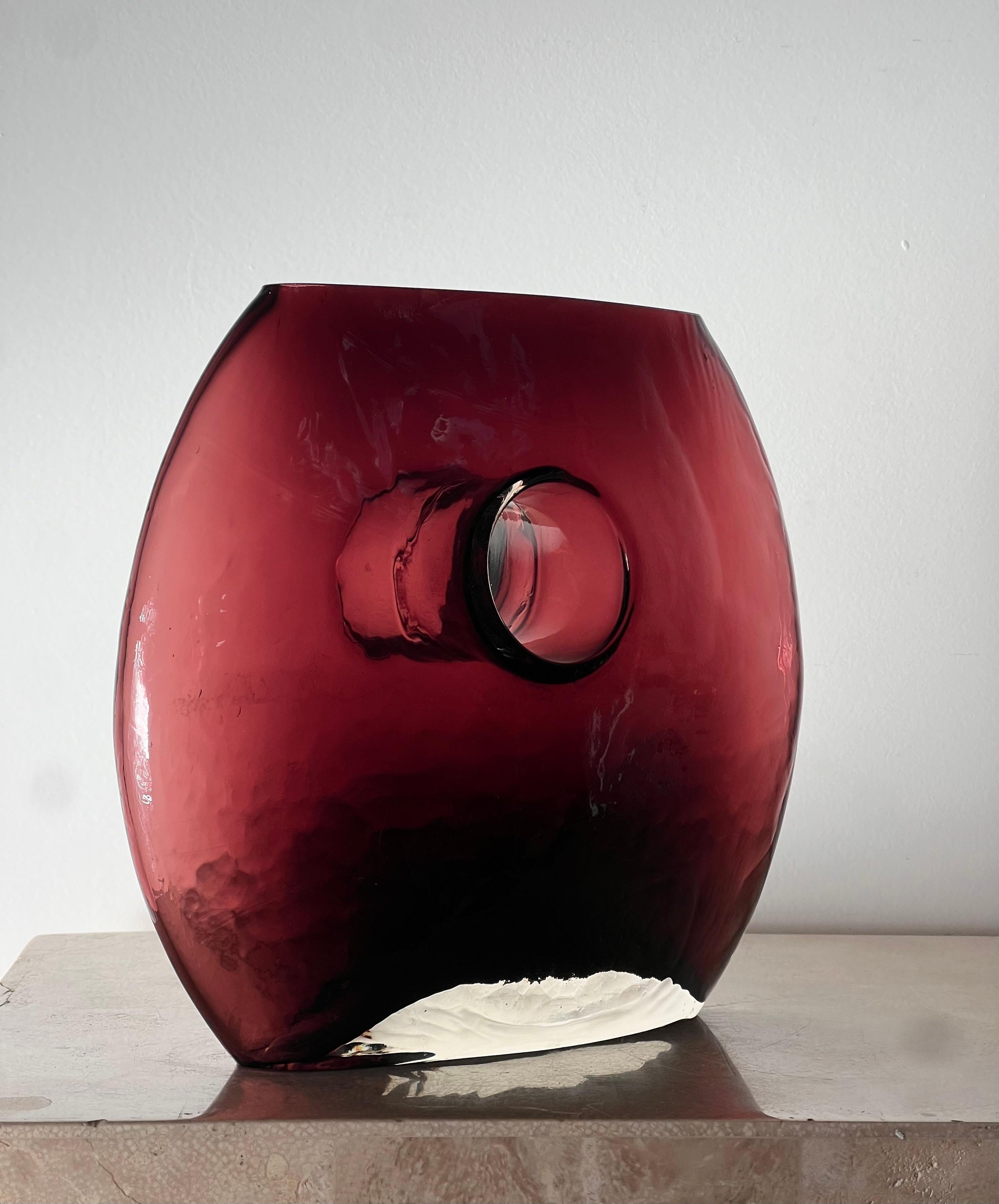 A modernist art glass “donut” vase in aubergine, late 20th century For Sale 6