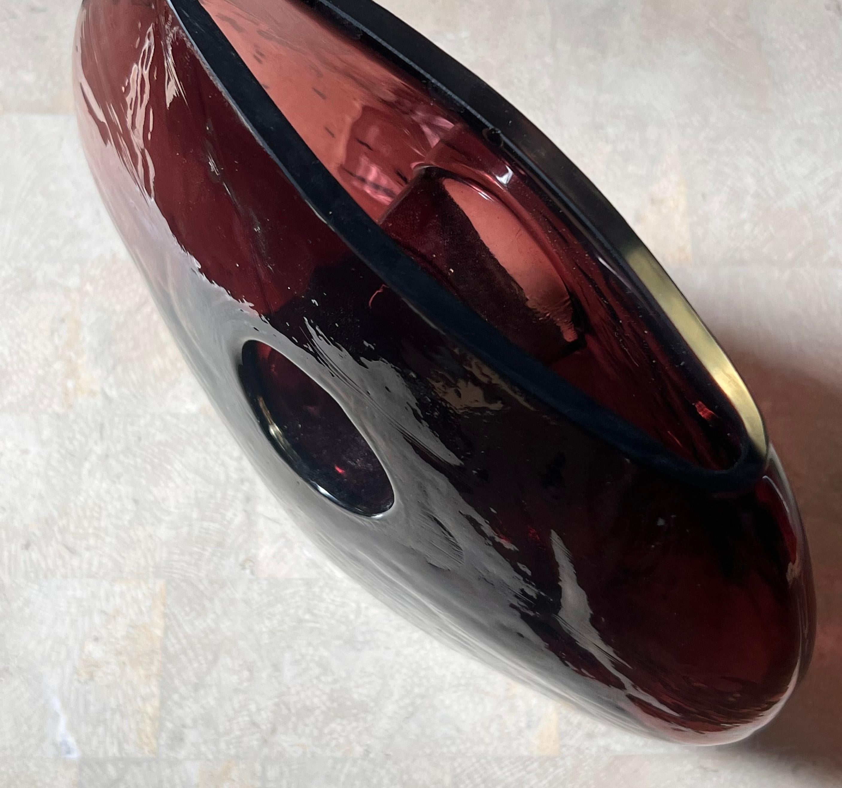 A modernist art glass “donut” vase in aubergine, late 20th century For Sale 7