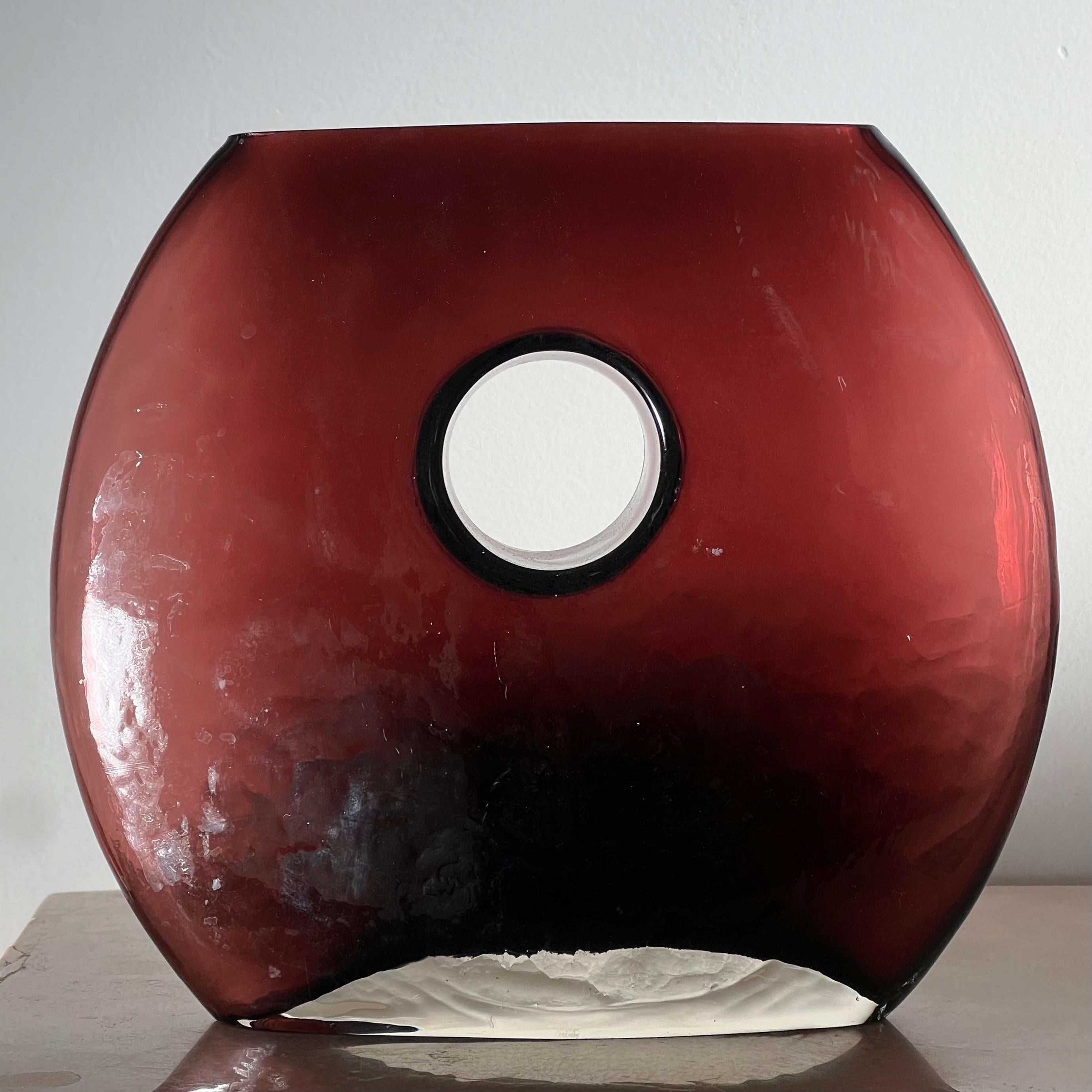 A modernist art glass “donut” vase in aubergine, late 20th century For Sale 8