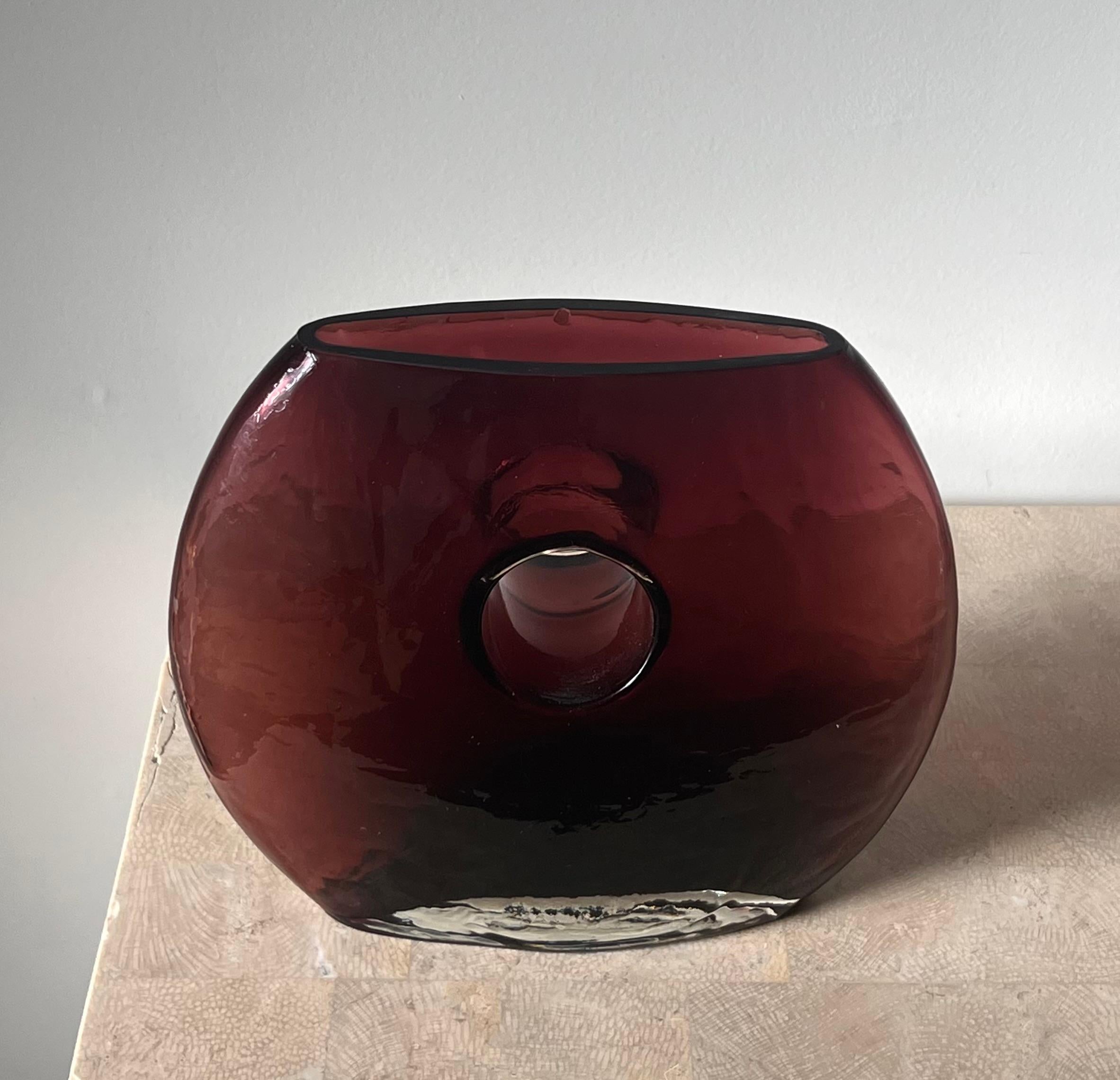 A modernist art glass “donut” vase in aubergine, late 20th century For Sale 9
