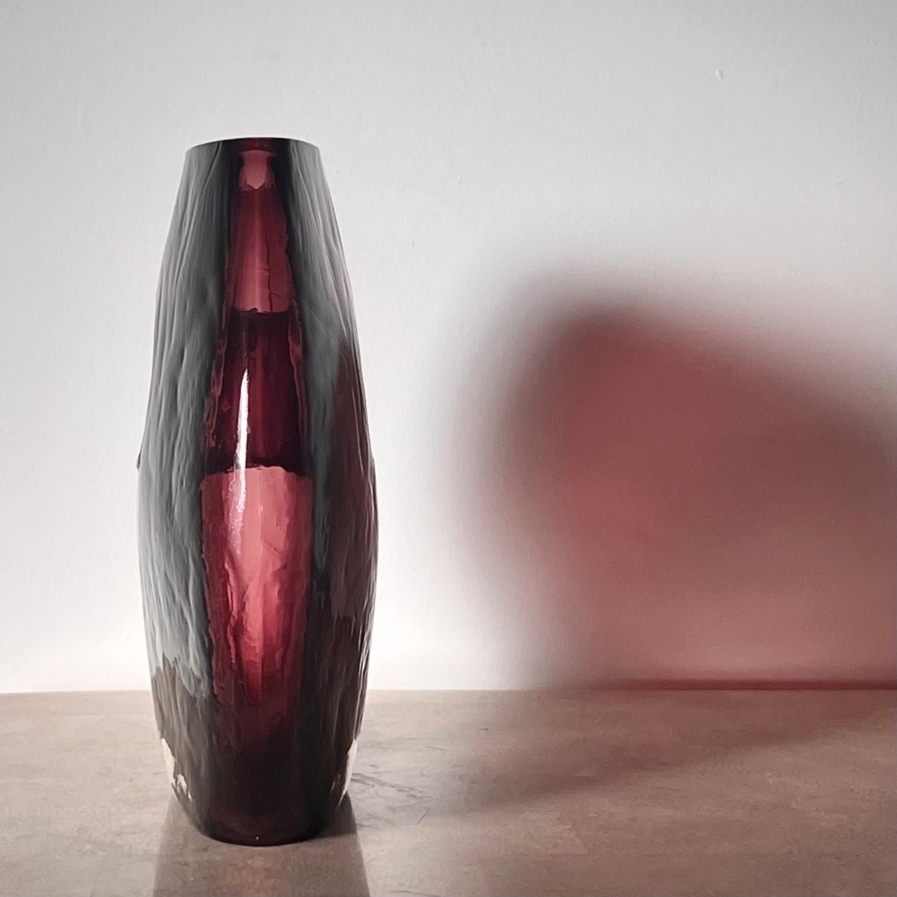 A modernist art glass “donut” vase in aubergine, late 20th century For Sale 10
