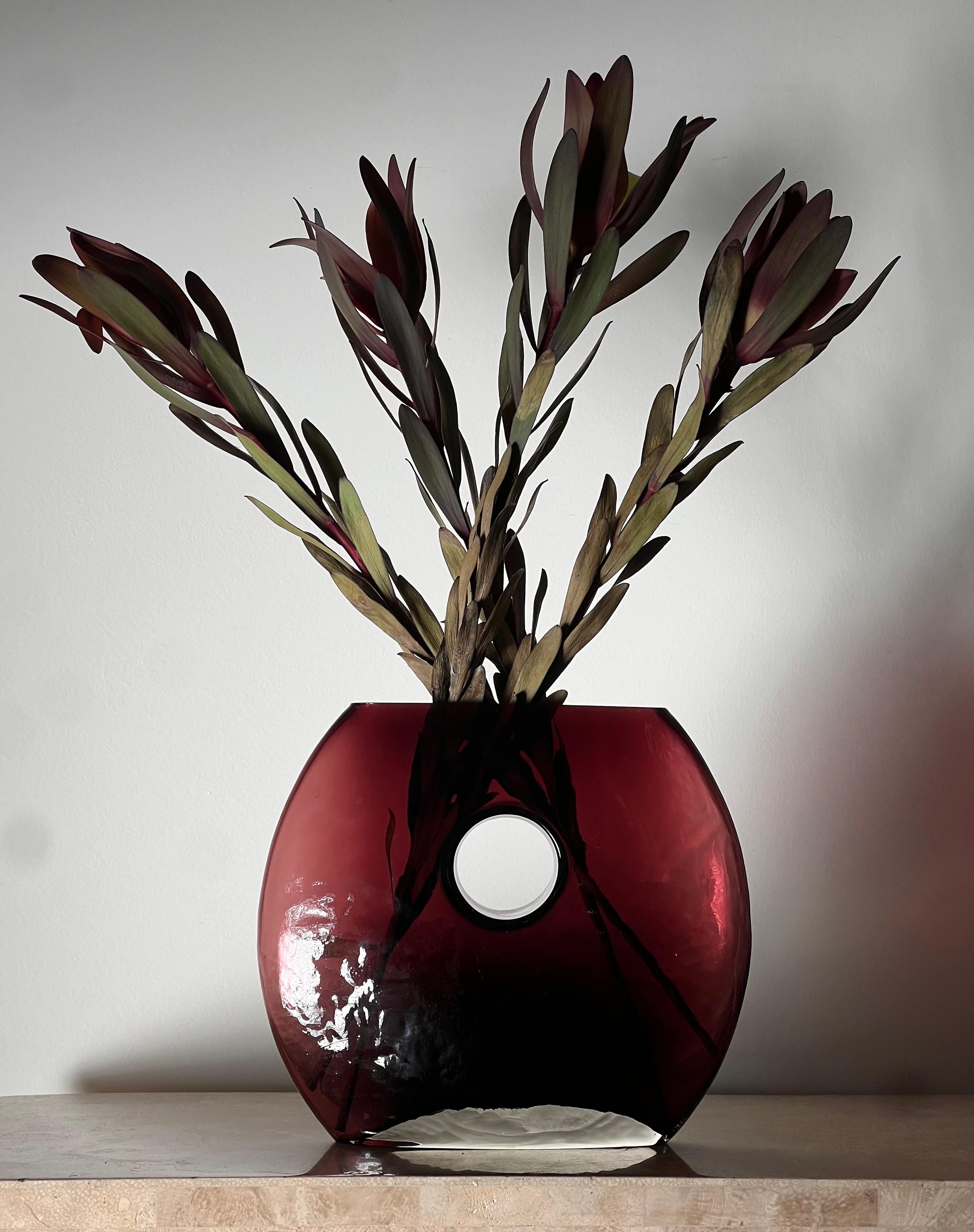 A modernist art glass “donut” vase in aubergine, late 20th century For Sale 11