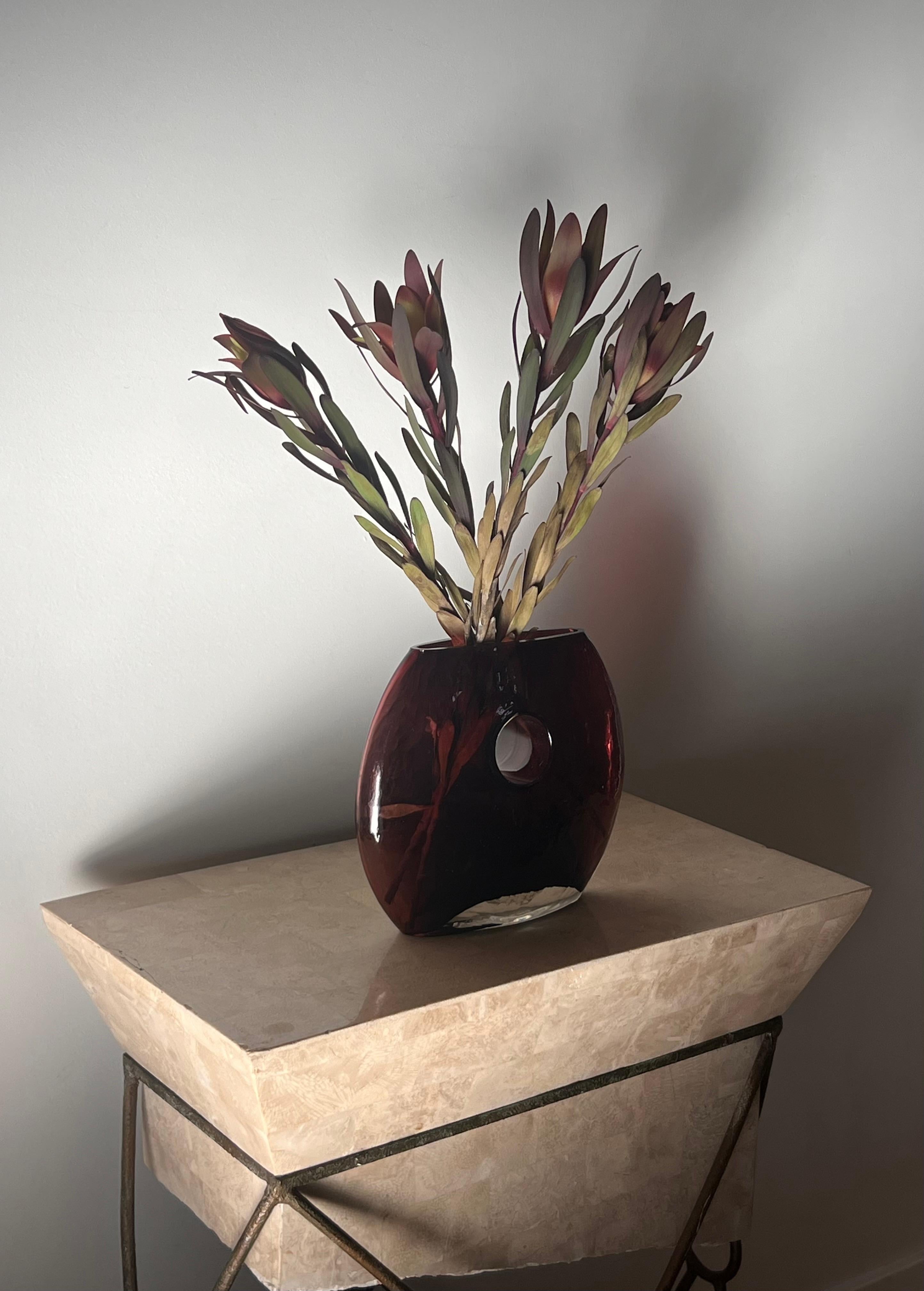 Post-Modern A modernist art glass “donut” vase in aubergine, late 20th century For Sale