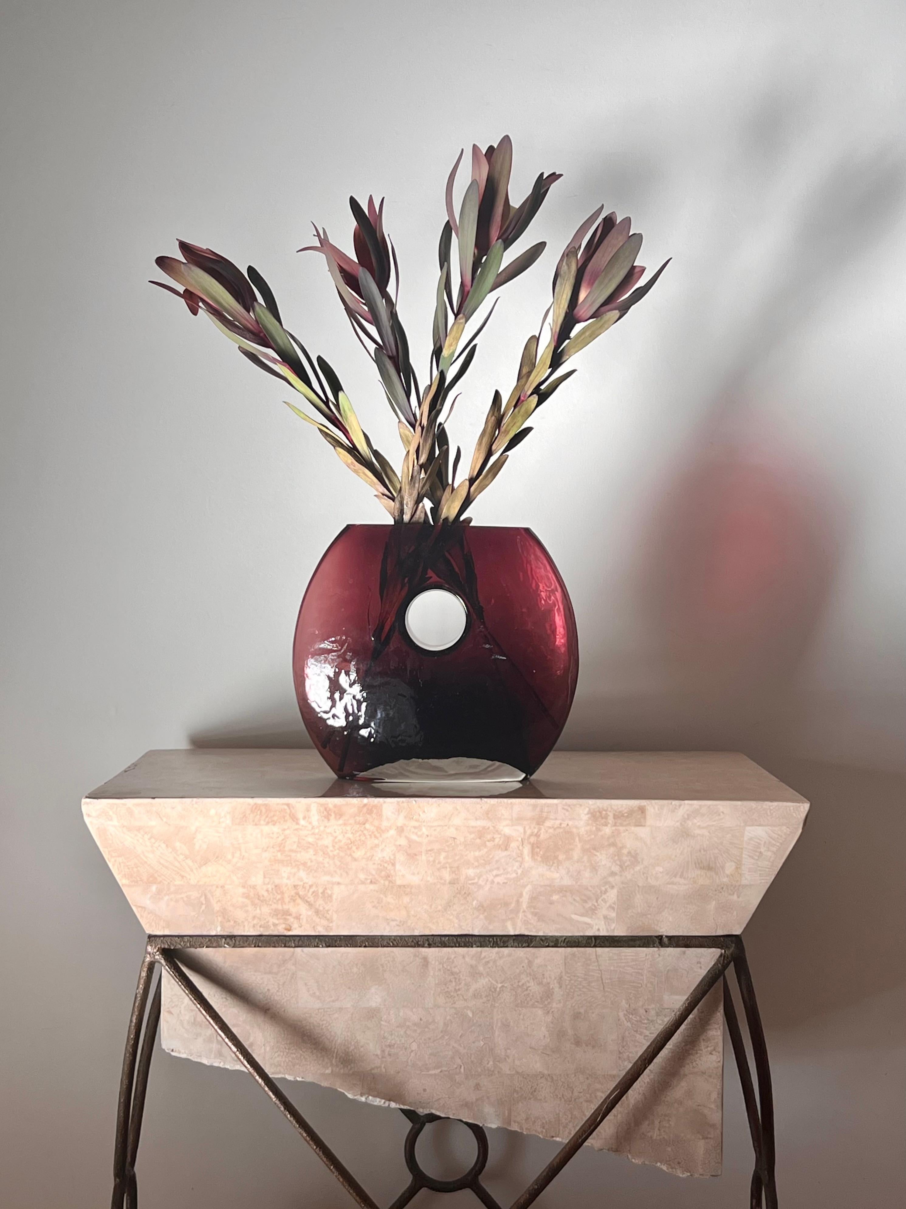 A modernist art glass “donut” vase in aubergine, late 20th century In Good Condition For Sale In View Park, CA