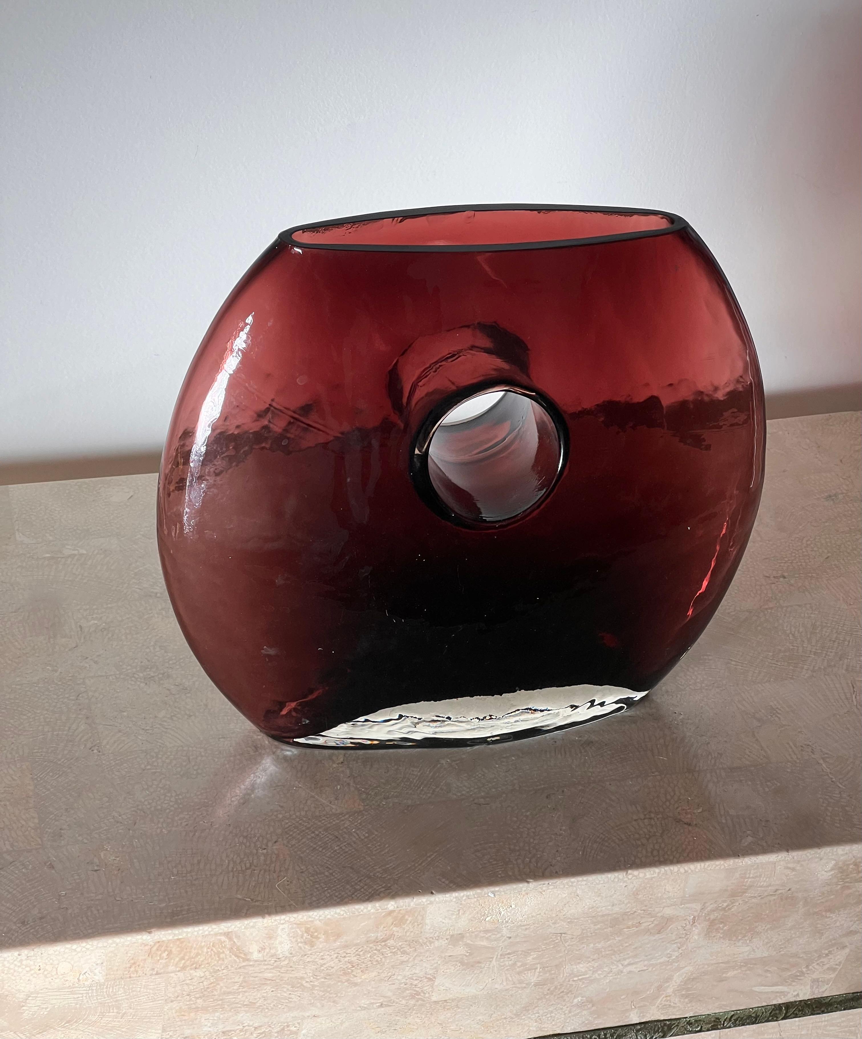 Art Glass A modernist art glass “donut” vase in aubergine, late 20th century For Sale
