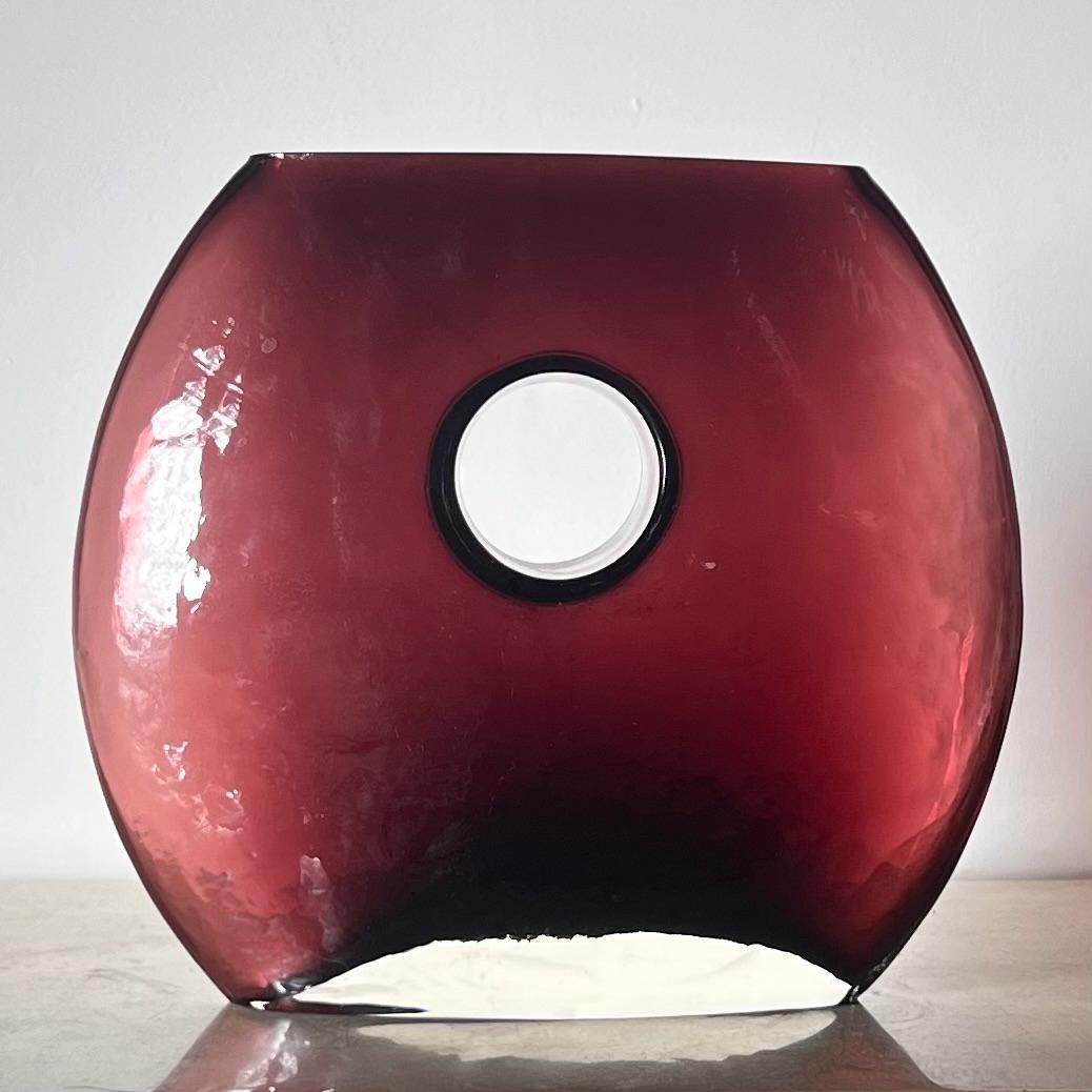 A modernist art glass “donut” vase in aubergine, late 20th century For Sale 1
