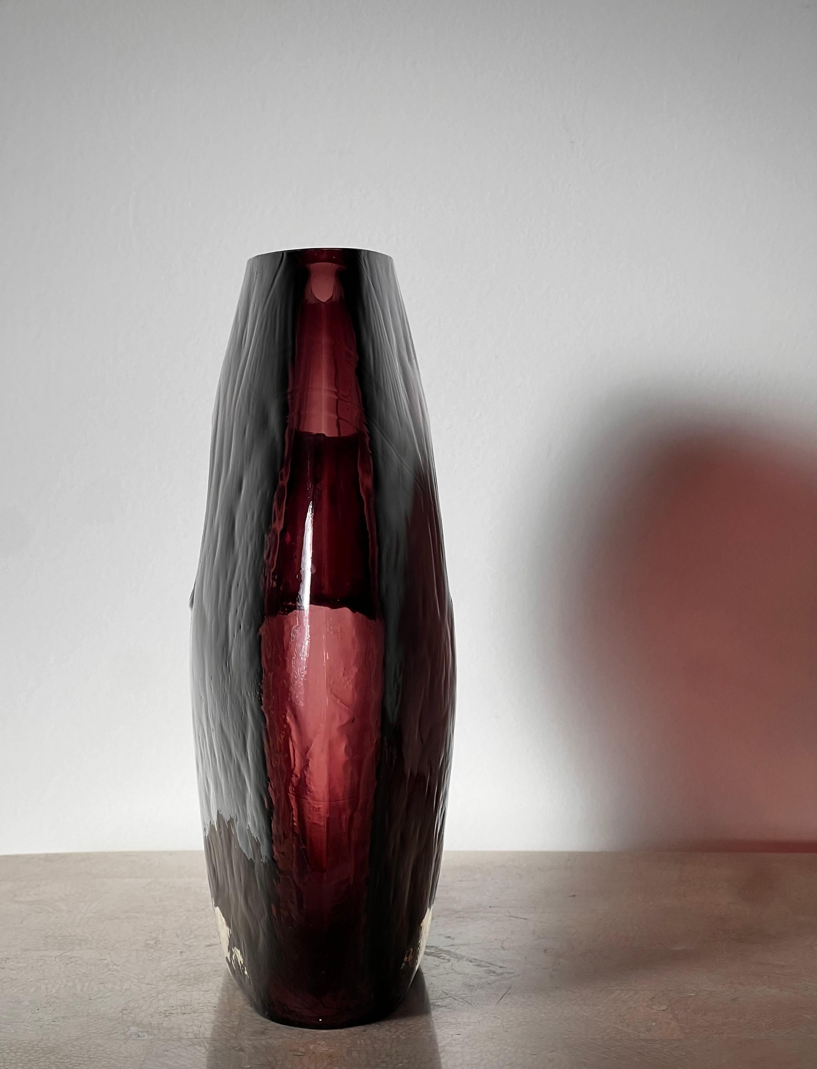 A modernist art glass “donut” vase in aubergine, late 20th century For Sale 2