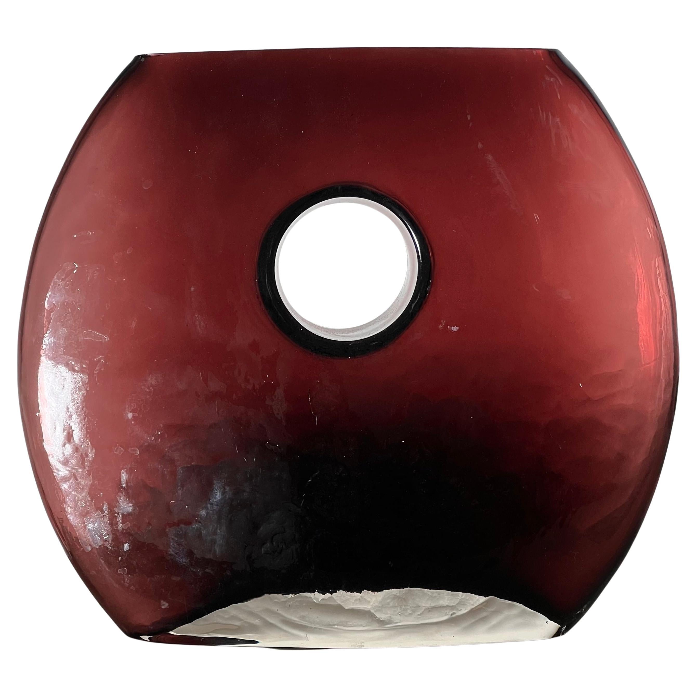 Vase donut en verre d'art moderniste de couleur aubergine, fin du 20e siècle