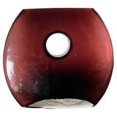Jarrón "donut" de vidrio artístico modernista en color berenjena, finales del siglo XX