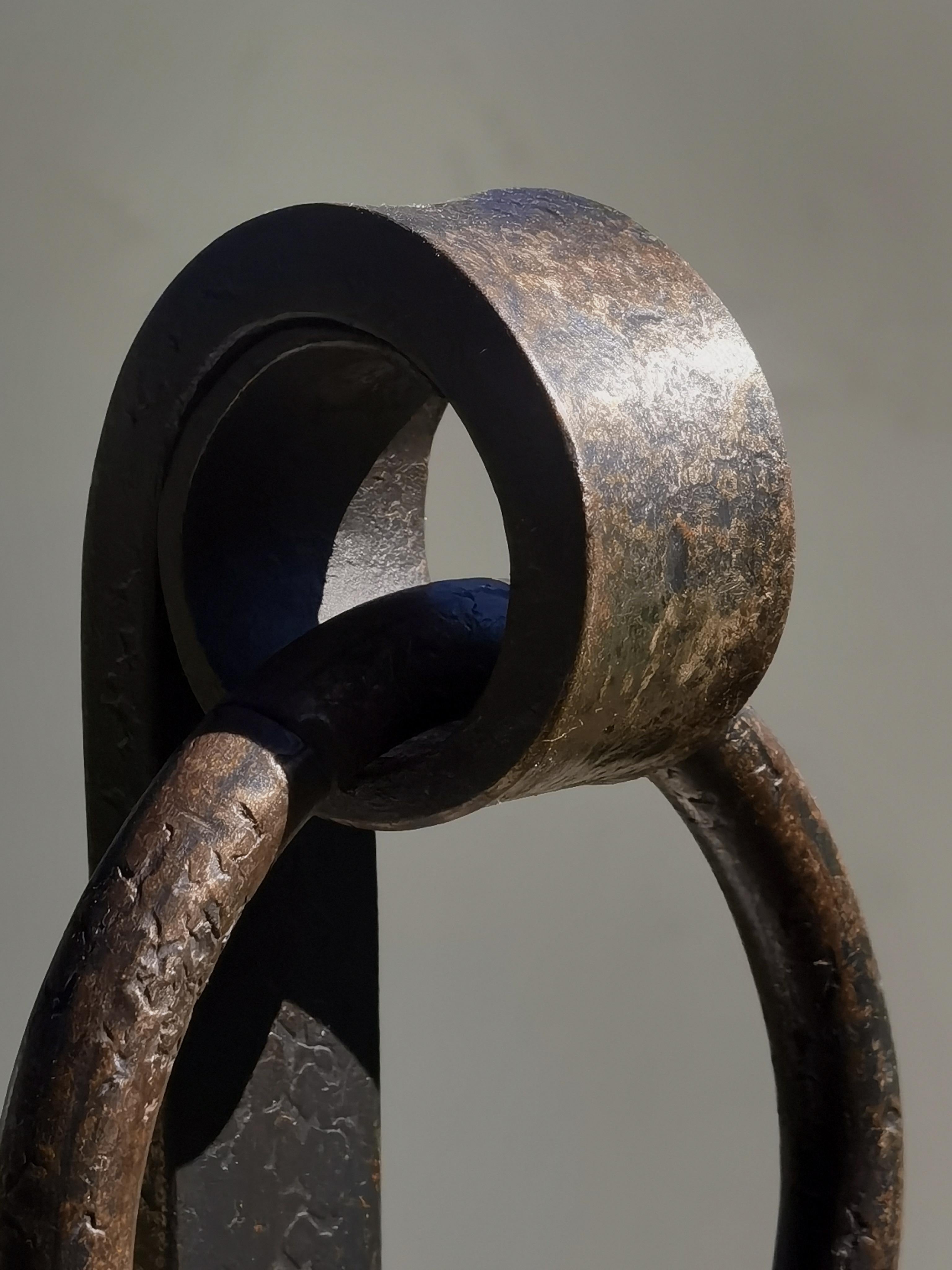 A MODERNIST BRUTALIST Wrought Iron PAIR of ANDIRONS, France 1970 In Good Condition For Sale In PARIS, FR