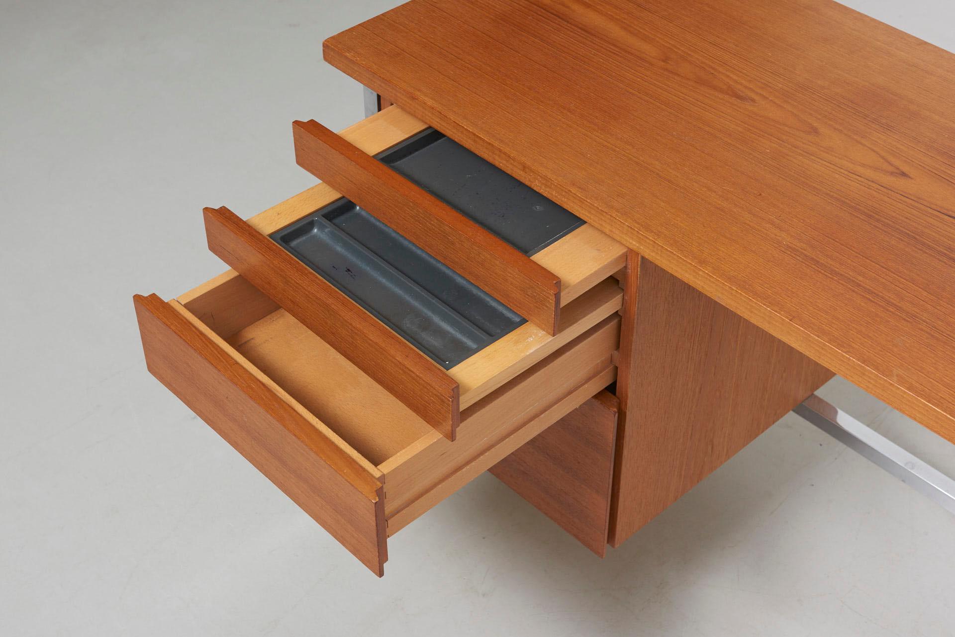 Modernist Corner Desk Florence Knoll For Sale 1